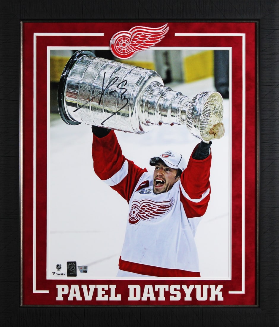 Framed 16x20 Stanley Cup photo signed by Pavel Datsyuk Fanatics (1 of 2)