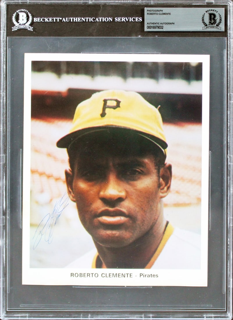 Roberto Clemente Signed 7x9 Original Team Issued Photo Beckett Slabbed (1 of 3)