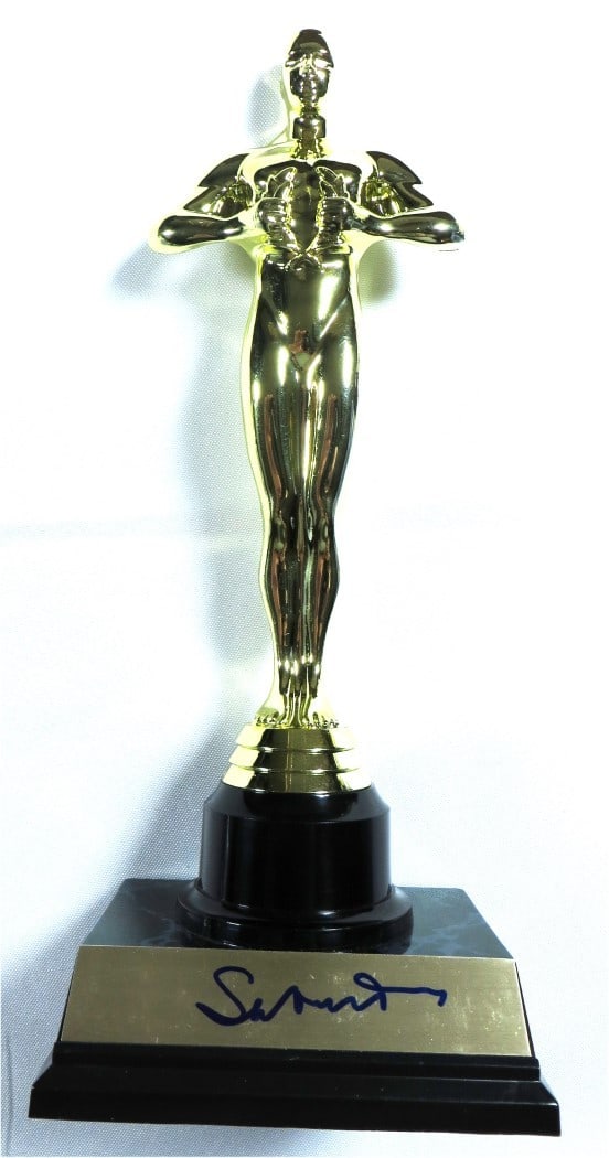 American Beauty award statue signed by Sam Mendes Beckett authenticated: American Beauty award statue signed by Sam Mendes Beckett authenticated Autographed award statue signed by Sam Mendes. This original piece comes with Beckett Authentication and is presented in pre-own