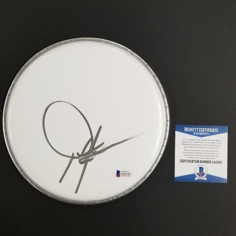 Drumhead Hand Signed by Dwight Yoakam with Beckett BAS Authentication: Drumhead Hand Signed by Dwight Yoakam with Beckett BAS Authentication This is an original drumhead autographed by country music star Dwight Yoakam. The item comes from the United States and is in pre-