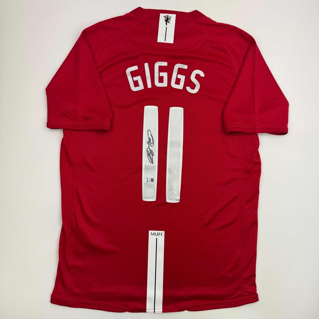 Ryan Giggs Signed Red Soccer Jersey Beckett BAS Authenticated (1 of 3)