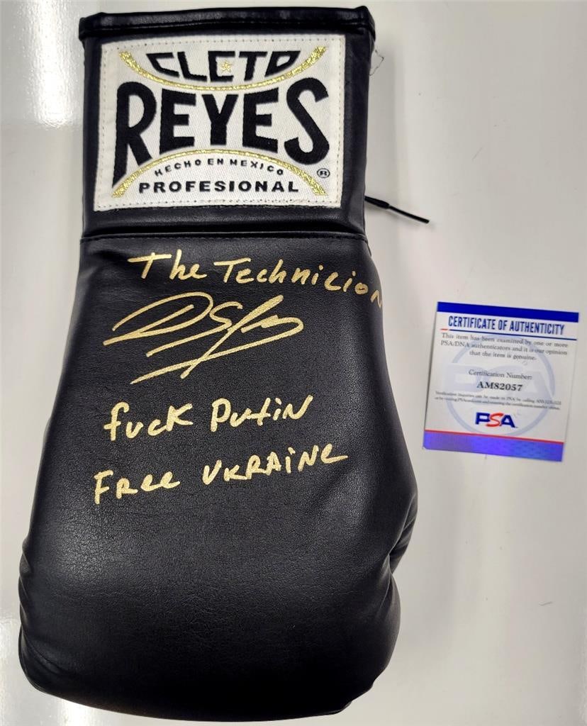 PSA authenticated boxing glove signed by Sergiy Derevyanchenko with F- Putin inscription: PSA authenticated boxing glove signed by Sergiy Derevyanchenko with F- Putin inscription Original signed boxing glove autographed by Sergiy Derevyanchenko and inscribed "F- Putin." Pre-owned item with