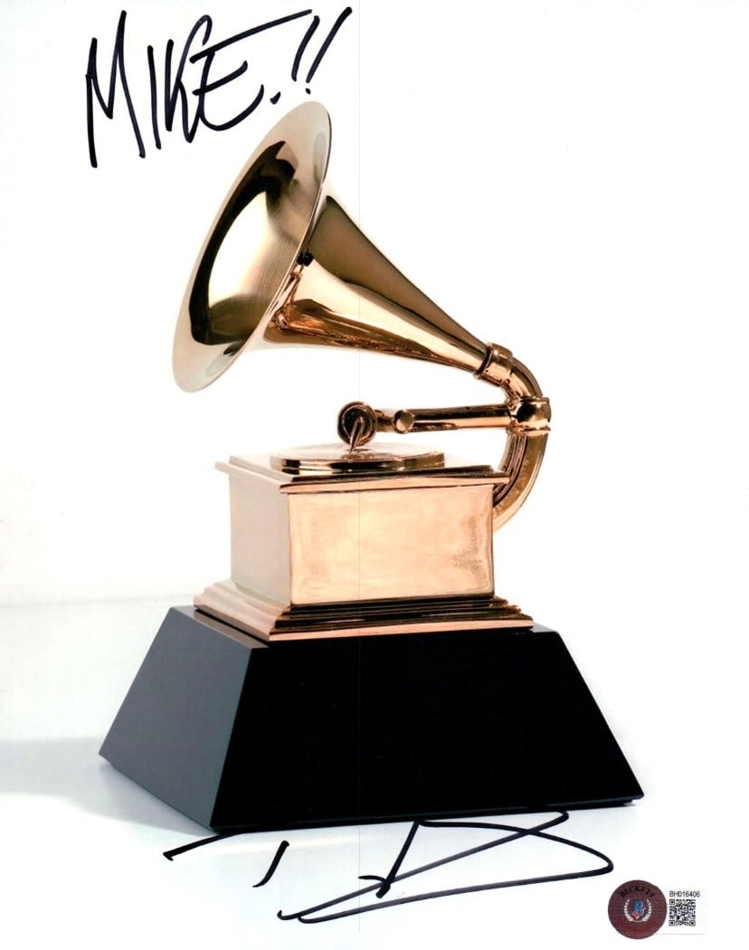 Original 8X10 Photograph Autographed by Dave Grohl To Mike Beckett Authenticated: Original 8X10 Photograph Autographed by Dave Grohl To Mike Beckett Authenticated Original 8x10 photograph signed by Dave Grohl and inscribed "To Mike." This pre-owned piece comes from a private collec