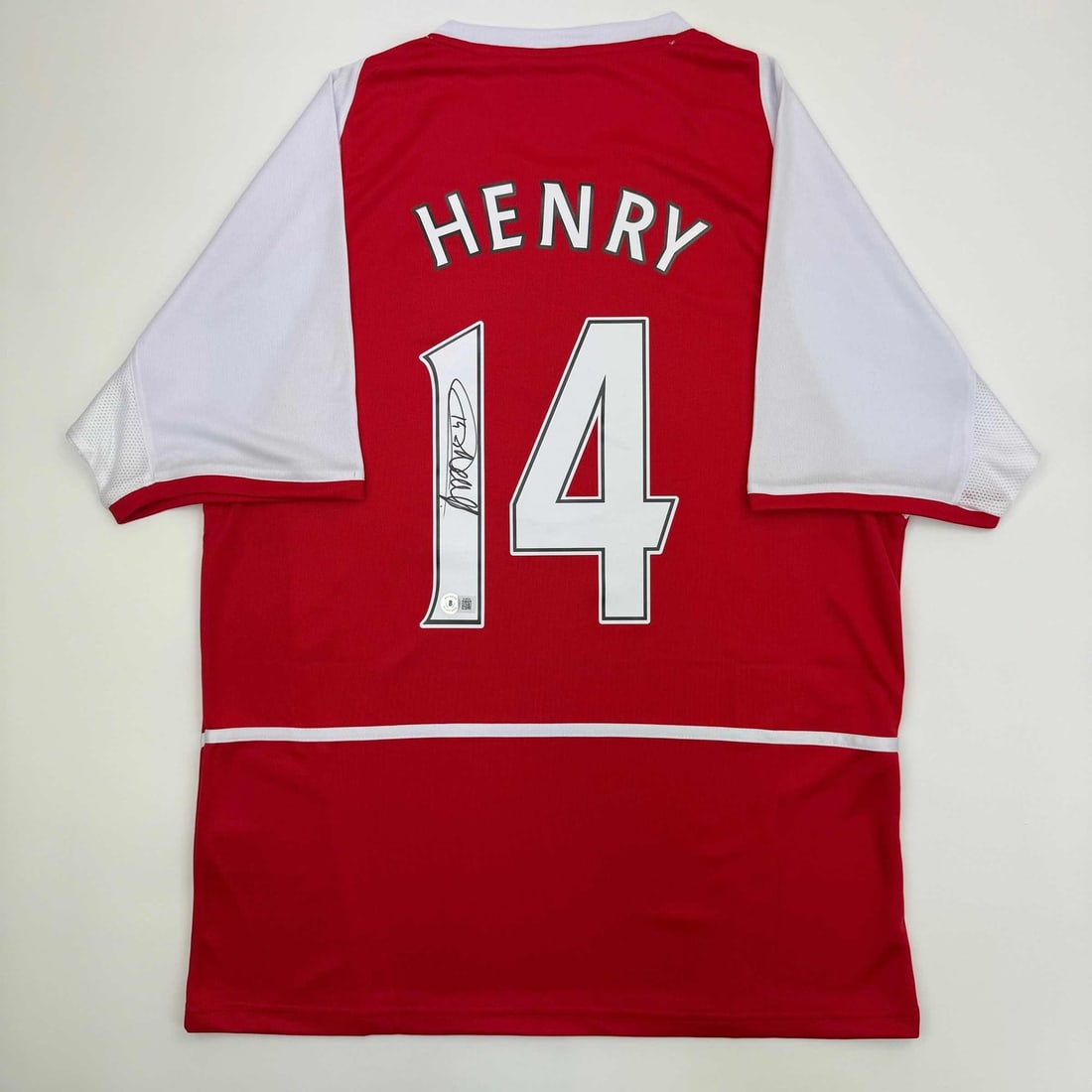 Thierry Henry Signed Arsenal Custom Red Soccer Jersey Beckett BAS Authentication: Thierry Henry Signed Arsenal Custom Red Soccer Jersey Beckett BAS Authentication Autographed Thierry Henry custom Arsenal red soccer jersey with Beckett authentication. This original signed collectibl