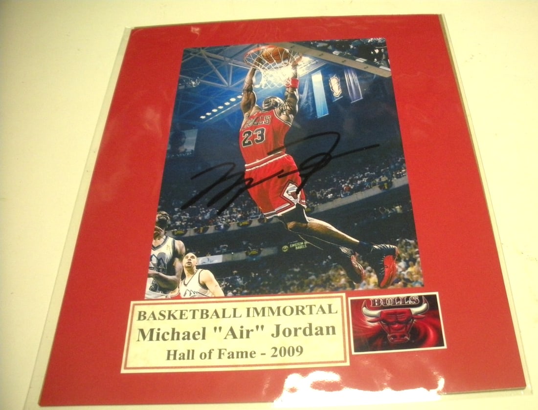 Signed 8x10 Basketball Photo Michael Jordan Chicago Bulls HOF Scoreboard COA: Signed 8x10 Basketball Photo Michael Jordan Chicago Bulls HOF Scoreboard COA Original signed 8x10 photo featuring Michael Jordan of the Chicago Bulls. This basketball collectible is a pre-owned piece 