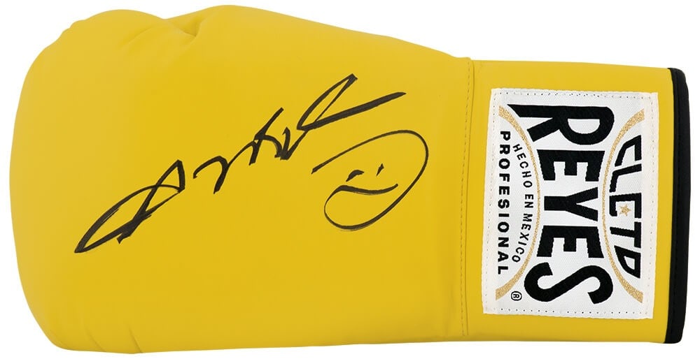 Cleto Reyes Yellow Boxing Glove Autographed by Sugar Ray Leonard with COA: Cleto Reyes Yellow Boxing Glove Autographed by Sugar Ray Leonard with COA Pre-owned Cleto Reyes yellow boxing glove signed by Sugar Ray Leonard. This original autographed piece includes a tamper-proof