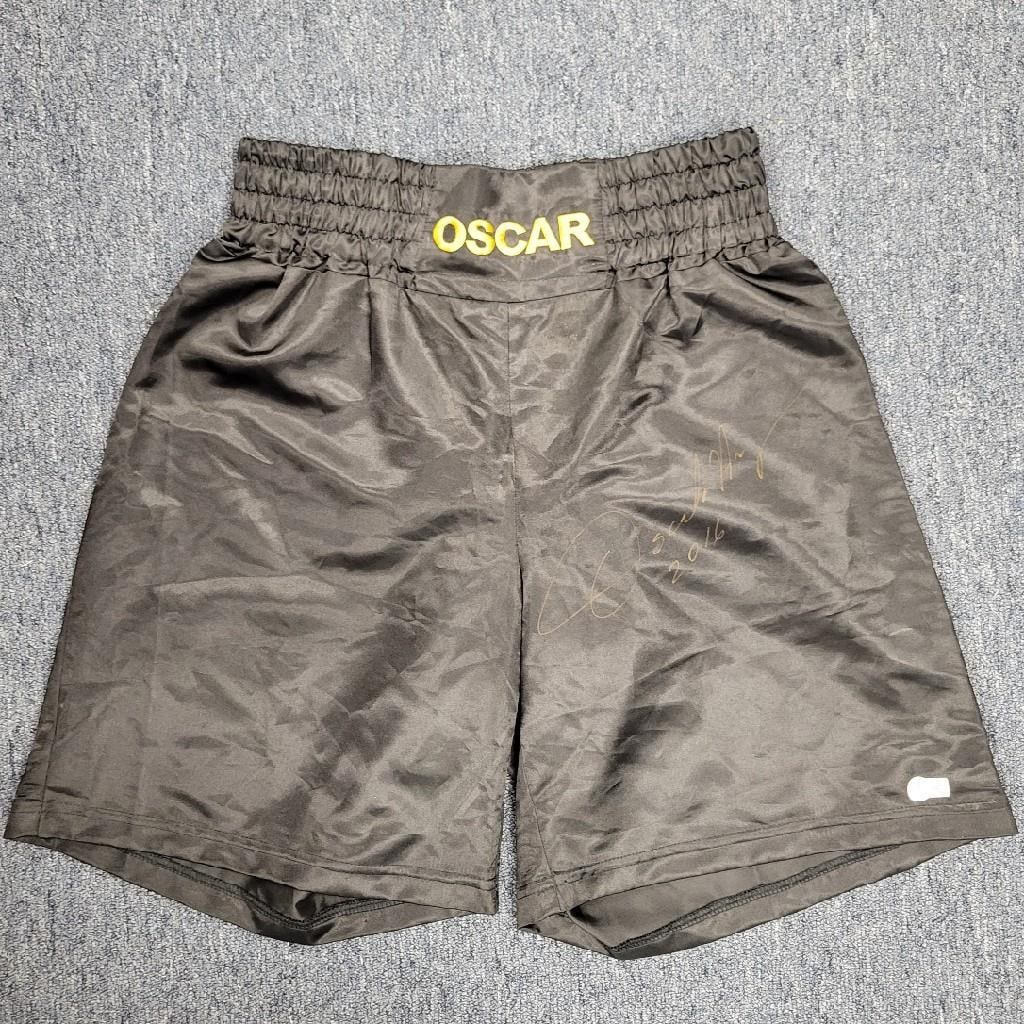 Oscar De La Hoya Signed Boxing Trunks BAS Authenticated: Oscar De La Hoya Signed Boxing Trunks BAS Authenticated Own a piece of boxing history with these Oscar De La Hoya signed Golden Boy boxing trunks. Authenticated by Beckett Authentication Services (BAS