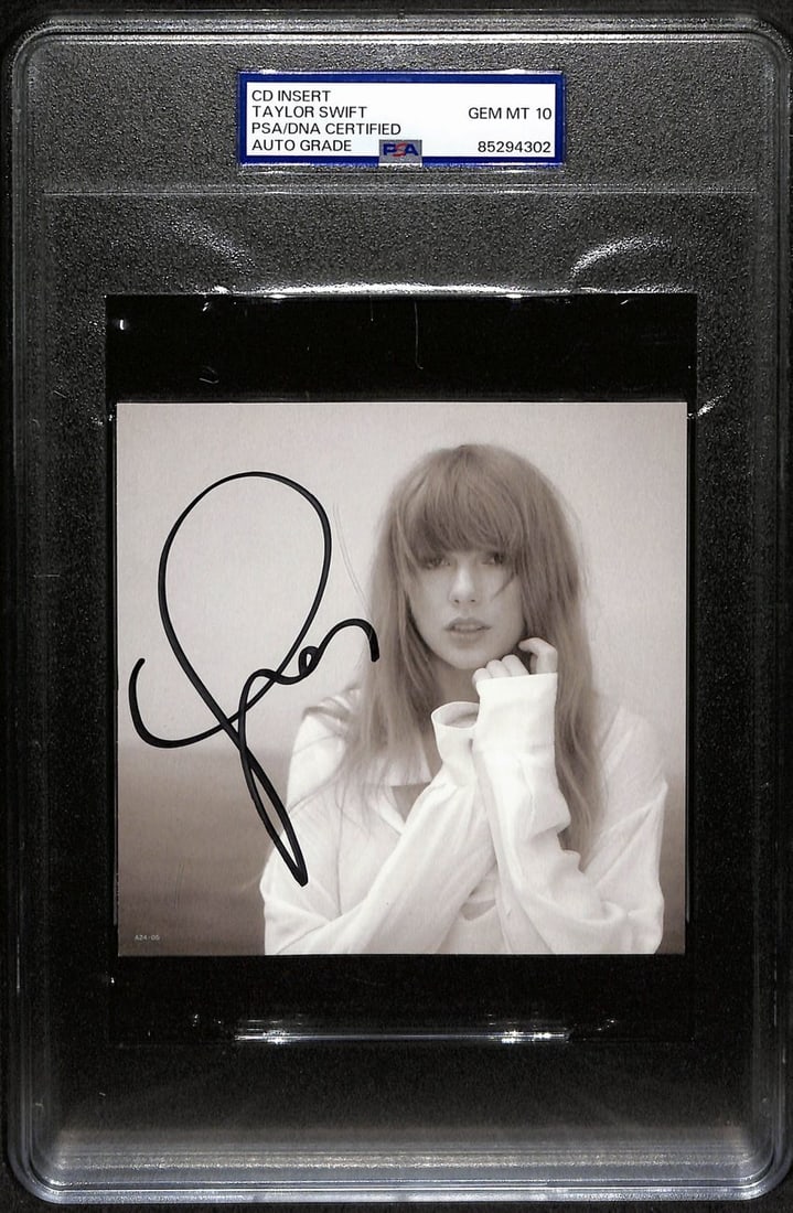 PSA DNA GEM MT 10 Taylor Swift signed CD insert photo 4.75x4.75: PSA DNA GEM MT 10 Taylor Swift signed CD insert photo 4.75x4.75 Original Taylor Swift signed CD insert featuring a black and white photo. The autograph is authenticated by PSA/DNA and the piece is enc