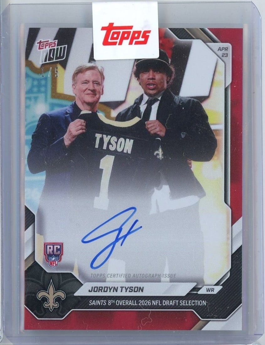 Jordyn Tyson JTYS 2026 Topps Now Red Foil Rookie Football Card /5: Jordyn Tyson JTYS 2026 Topps Now Red Foil Rookie Football Card /5 2026 Topps Now Jordyn Tyson #JTYS rookie football card featuring the Red Foil Auto parallel, numbered /5. This pre-owned sports