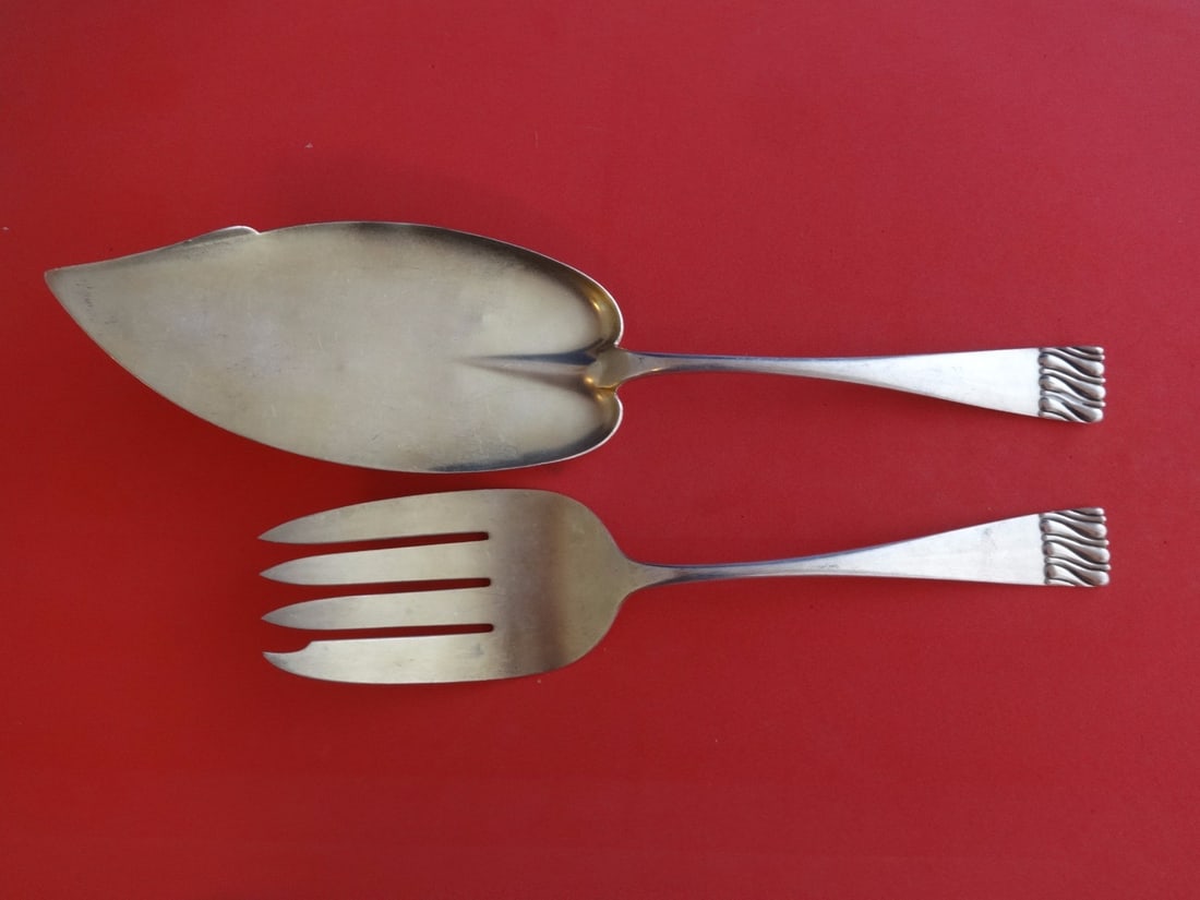 Durgin Gold Washed Sterling Silver Fish Serving Set 2pc: Durgin Gold Washed Sterling Silver Fish Serving Set 2pc Elevate your dining experience with this exquisite Durgin Sterling Silver Fish Serving Set. This elegant 2-piece set features a gold-washed fini
