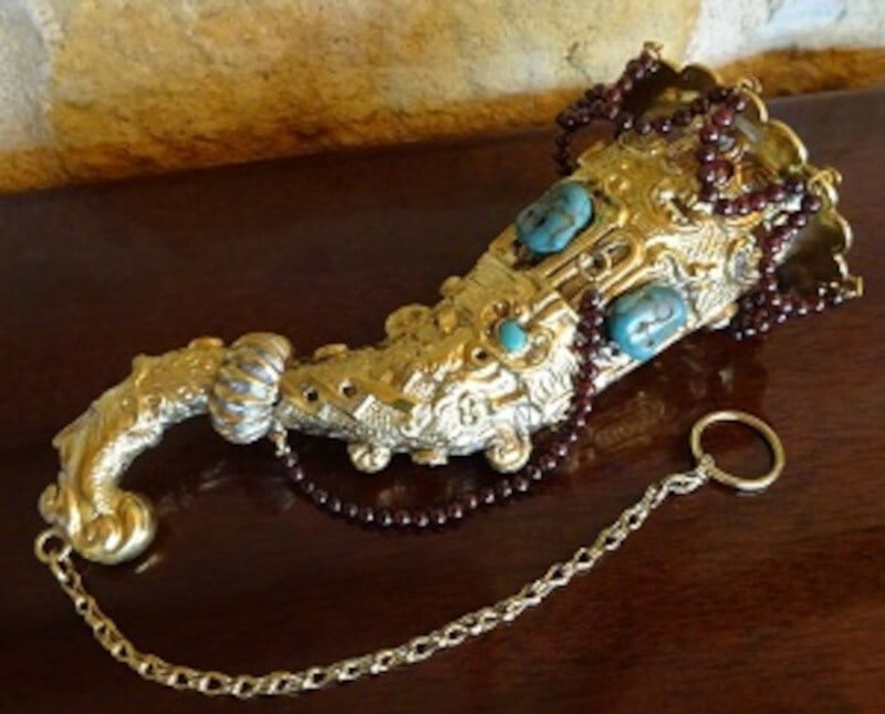 Victorian Silver Gilt Tussie Mussie Posey Holder Garnets Turquoise 1880-1900: Victorian Silver Gilt Tussie Mussie Posey Holder Garnets Turquoise 1880-1900 This exquisite Asian Silver Gilt Tussie Mussie Posey Holder, adorned with garnets and turquoise, showcases the elegance of 