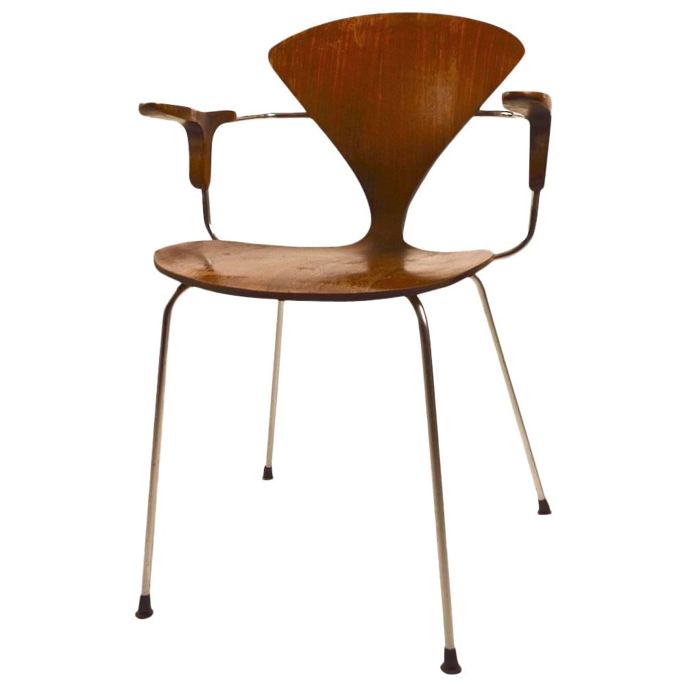 Possibly Unique Cherner-Attributed Armchair Mid-Century Design: Possibly Unique Cherner-Attributed Armchair Mid-Century Design This armchair, attributed to designer Cherner, features a seamless bent plywood back and seat, complemented by wood laminate armrests and