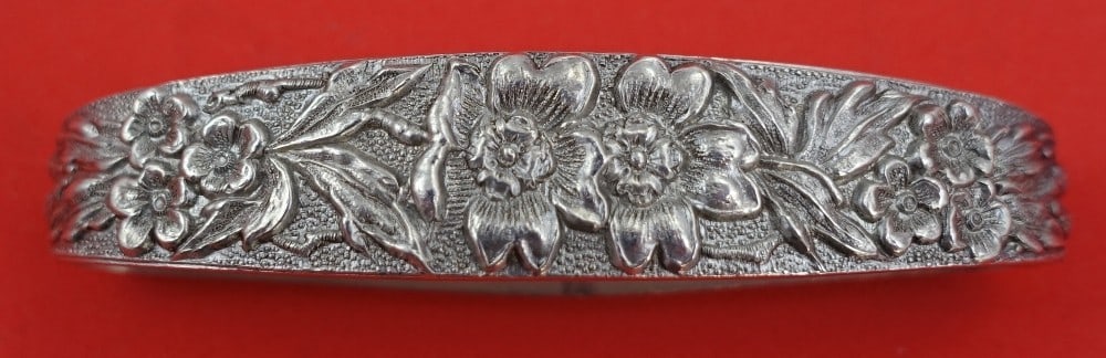 Stieff Forget Me Not Sterling Silver Napkin Ring 2 1/2" x 3/4": Stieff Forget Me Not Sterling Silver Napkin Ring 2 1/2" x 3/4" Stieff Forget Me Not sterling silver napkin ring in the Forget Me Not pattern. It measures 2 1/2 in x 3/4 in and weighs 1.8 troy ounces. 