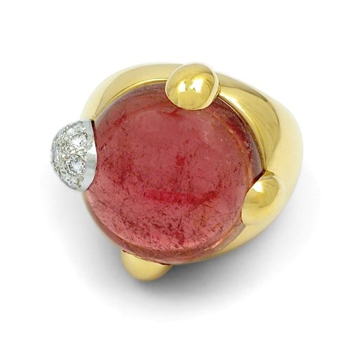 Pomellato Griffe 18k Gold Ring Pink Tourmaline Diamond Size 6.5: Pomellato Griffe 18k Gold Ring Pink Tourmaline Diamond Size 6.5 Pomellato Griffe ring crafted in 18kt yellow gold, featuring a pink tourmaline cabochon in a dome setting accented by three yellow gold 