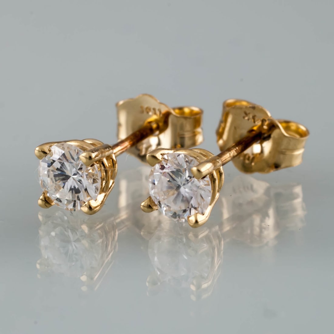 14k Yellow Gold Diamond Stud Earrings 0.50 Carat Round G VS: 14k Yellow Gold Diamond Stud Earrings 0.50 Carat Round G VS Pre-owned round diamond stud earrings crafted in 14k yellow gold with prong settings and butterfly backs. The pair features diamonds with ap