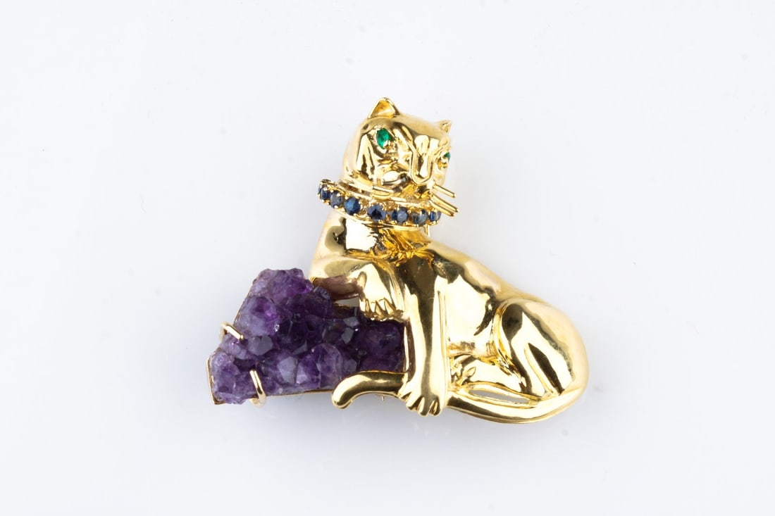 Unbranded 18K Yellow Gold Cat Brooch with Geode Amethyst Emerald Sapphire: Unbranded 18K Yellow Gold Cat Brooch with Geode Amethyst Emerald Sapphire Pre-owned 18K yellow gold brooch featuring a cat leaning on a geode amethyst. The design is accented with nine round sapphires