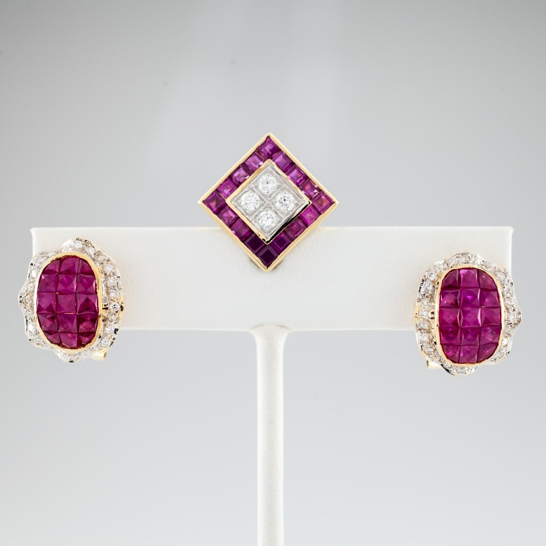 Unbranded 18k Yellow Gold Ruby Diamond Jewelry Set Earrings Pendant: Unbranded 18k Yellow Gold Ruby Diamond Jewelry Set Earrings Pendant Pre-owned 18k yellow gold jewelry set featuring ruby plaque earrings with diamond accents and a matching diamond-shaped pendant. The