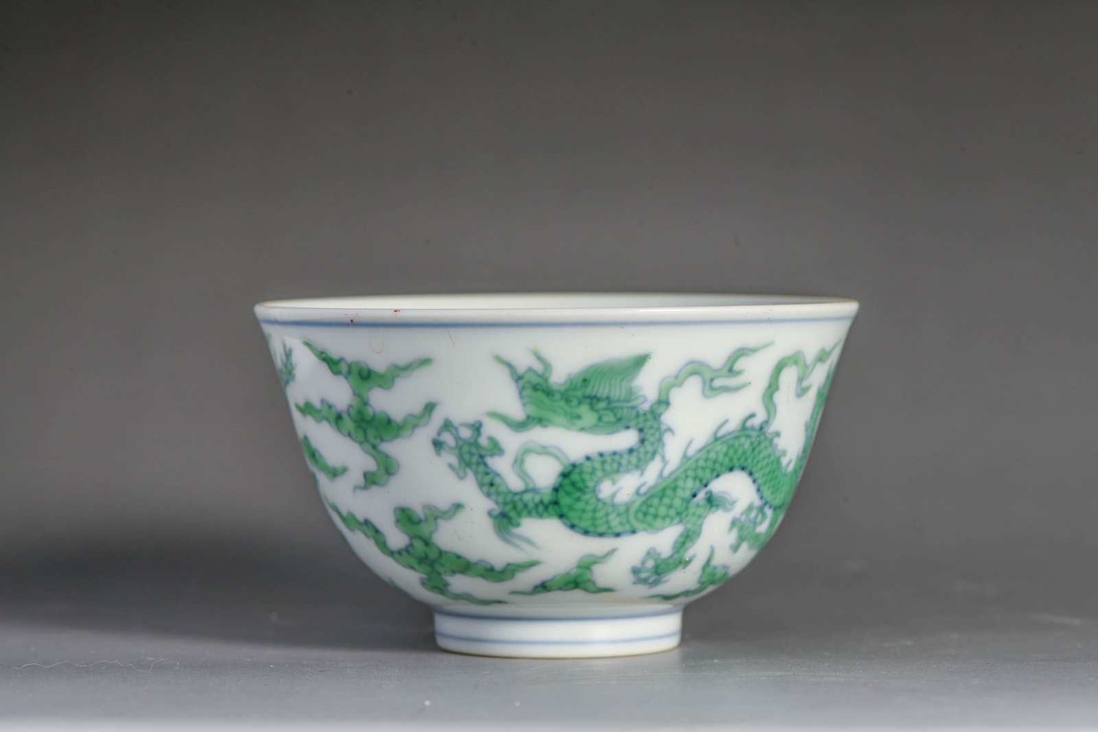 Celadon-glazed cup with dragon pattern - 2