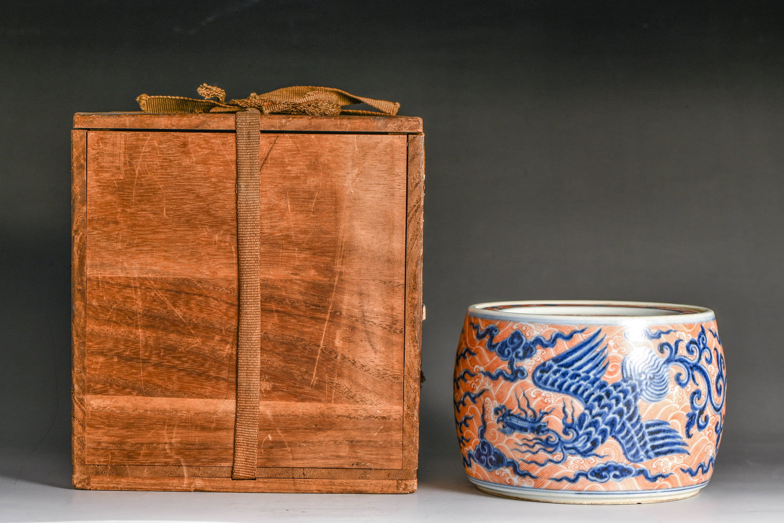 Blue and white with copper-red phoenix pattern cricket-shaped jar: BLUE AND WHITE WITH COPPER-RED PHOENIX PATTERN CRICKET-SHAPED JAR Description: Item: Made in the reign of Emperor Ming of the Chongde Dynasty Width: 13.5 cm x Height: 10 cm