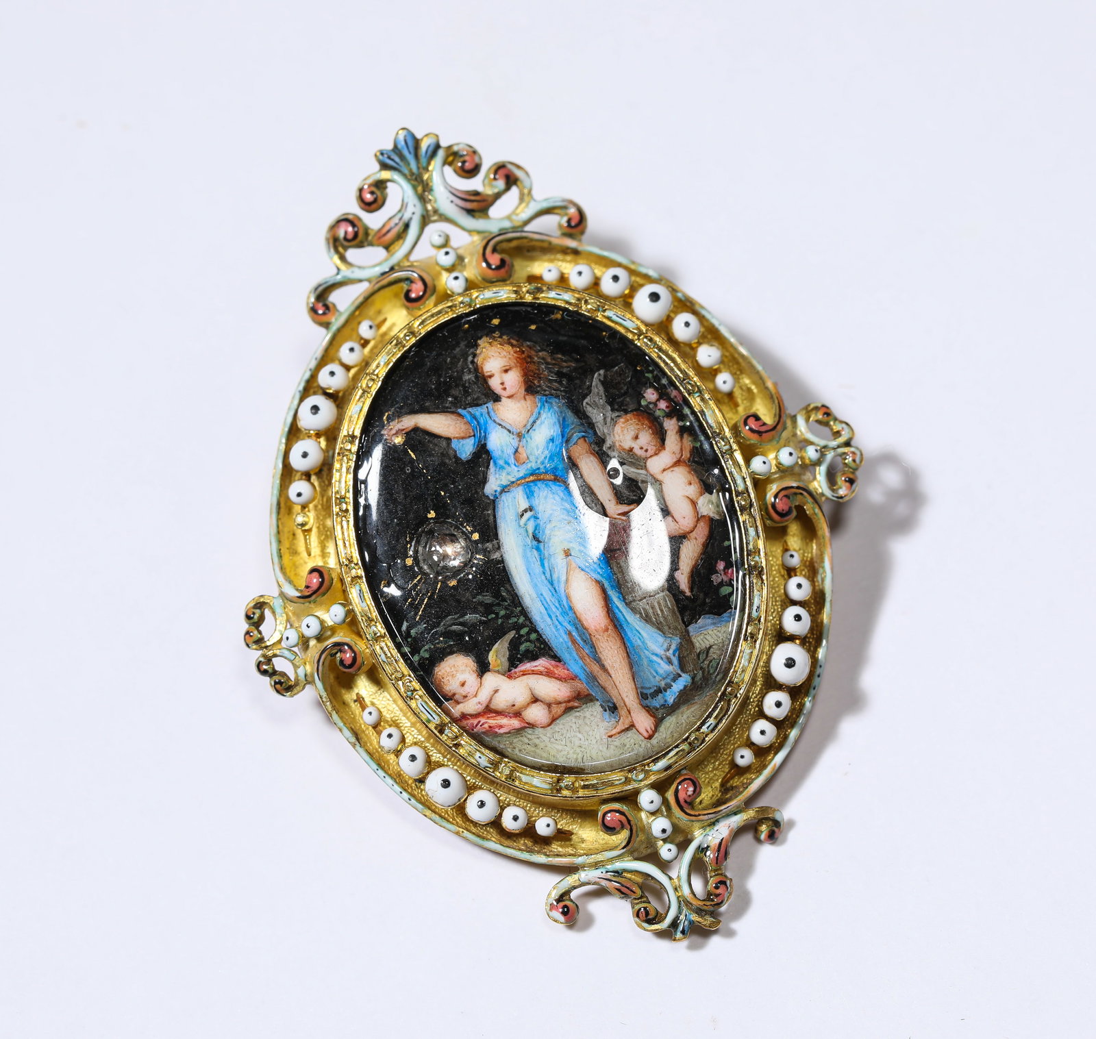 A GOLD 'FIGURAL' BROOCH: A GOLD 'FIGURAL' BROOCH Dimensions: Dimensions: Weight: 18 g. Width: 3.5 cm x Height: 4.5 cm. All measurements are approximate. Material: K Gold