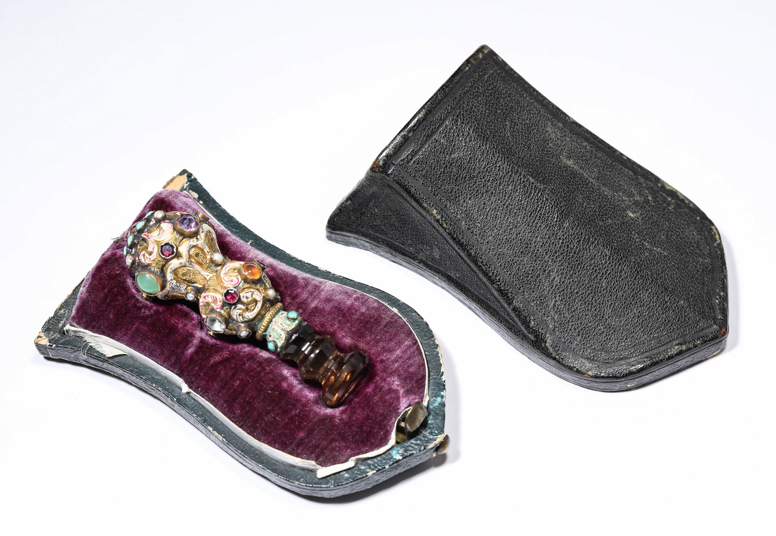 A 'HUNDRED TREASURES-INLAID' 'INFORMAL' SEAL: A 'HUNDRED TREASURES-INLAID' 'INFORMAL' SEAL Dimensions: Dimensions: Weight: 18 g. Width: 2.7 cm x Height: 6.5 cm. All measurements are approximate. Material: K Gold