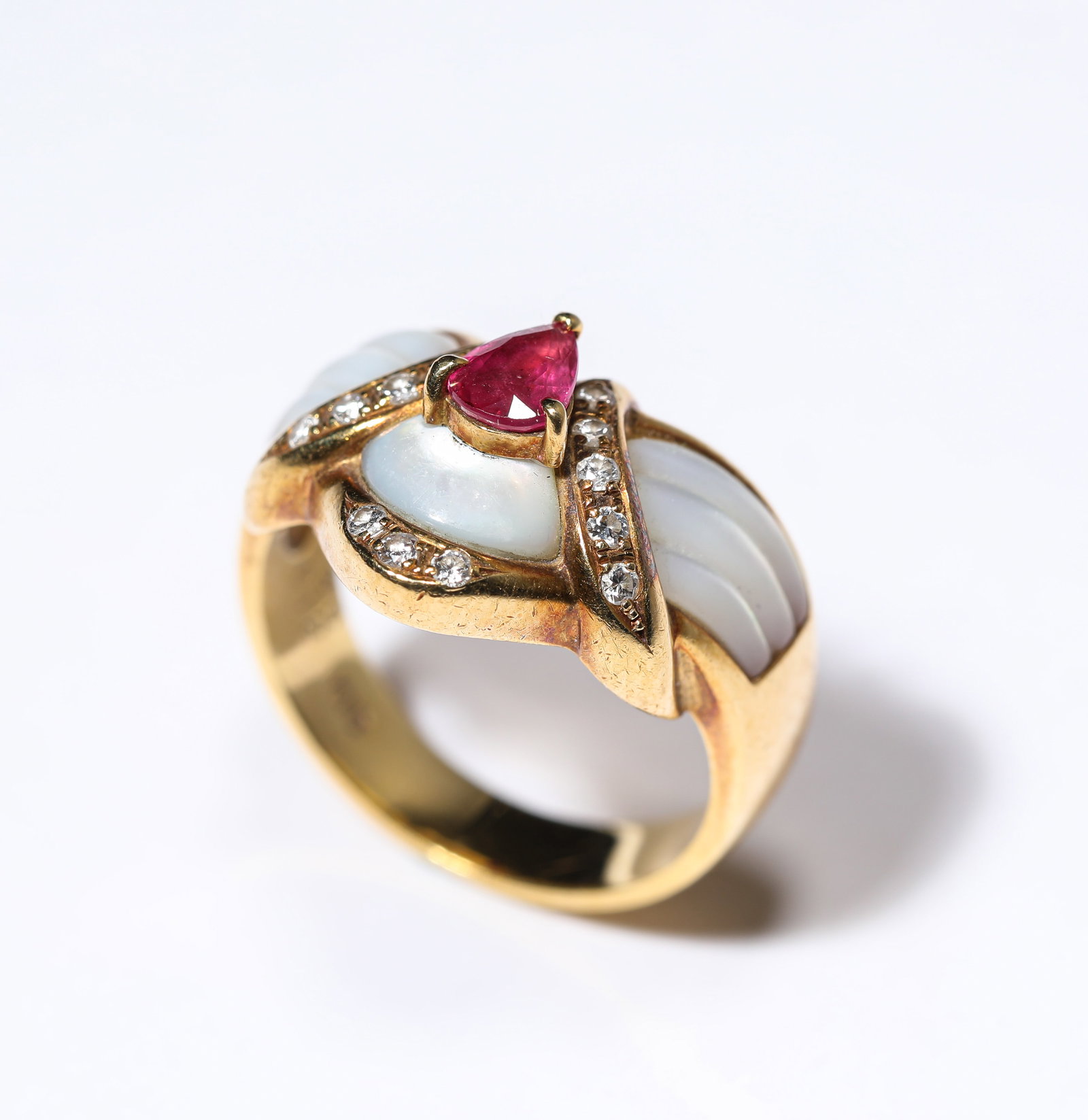 A RUBY AND GOLD RING - 2