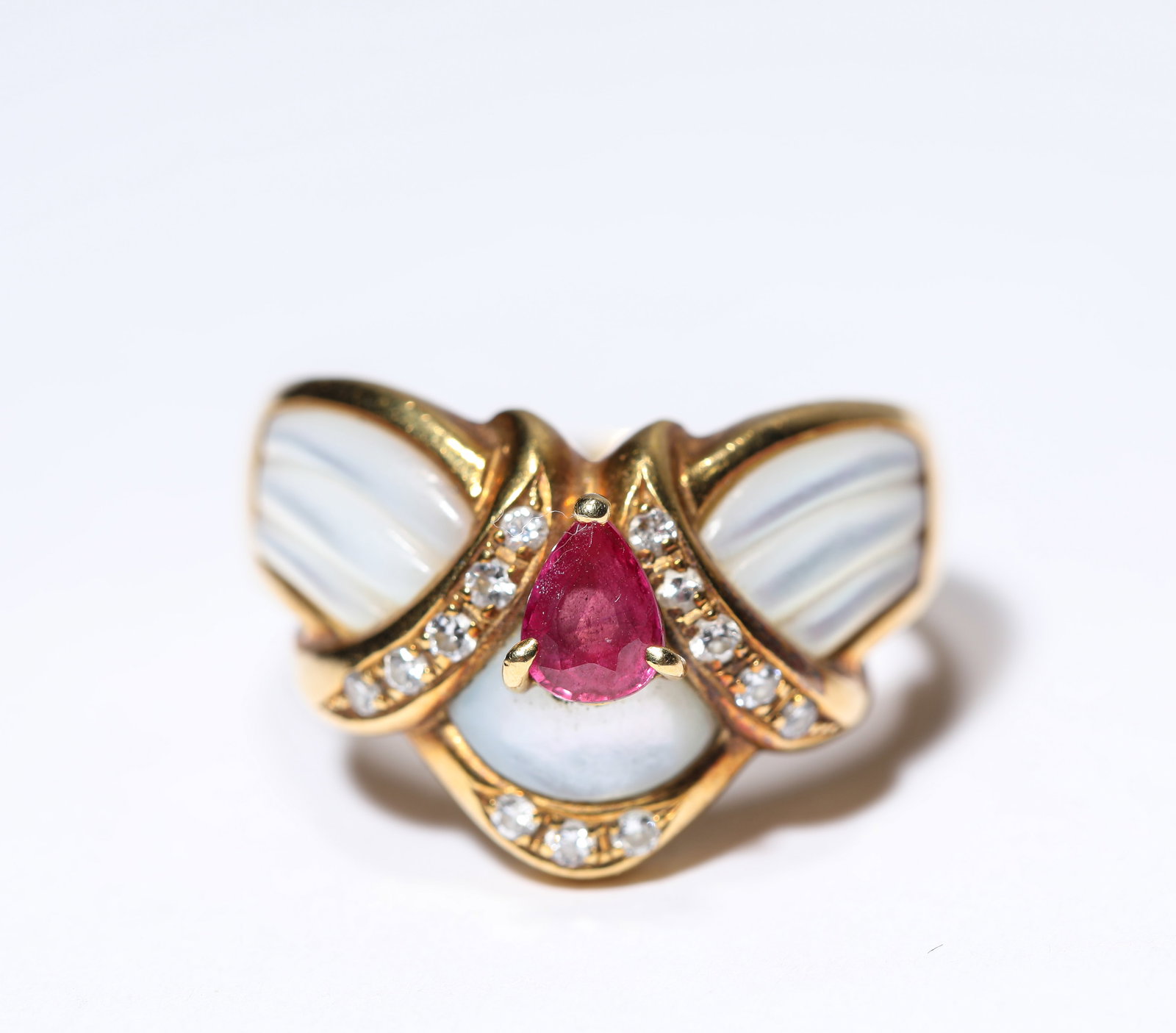 A RUBY AND GOLD RING - 3