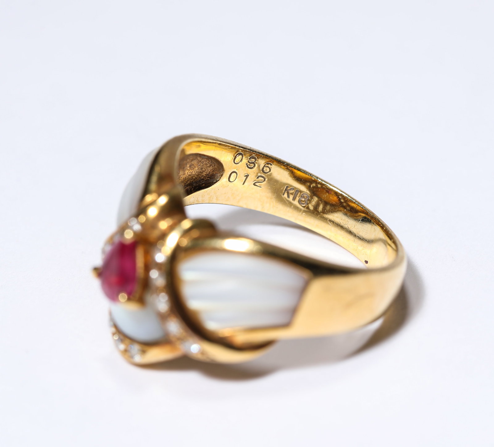 A RUBY AND GOLD RING - 4