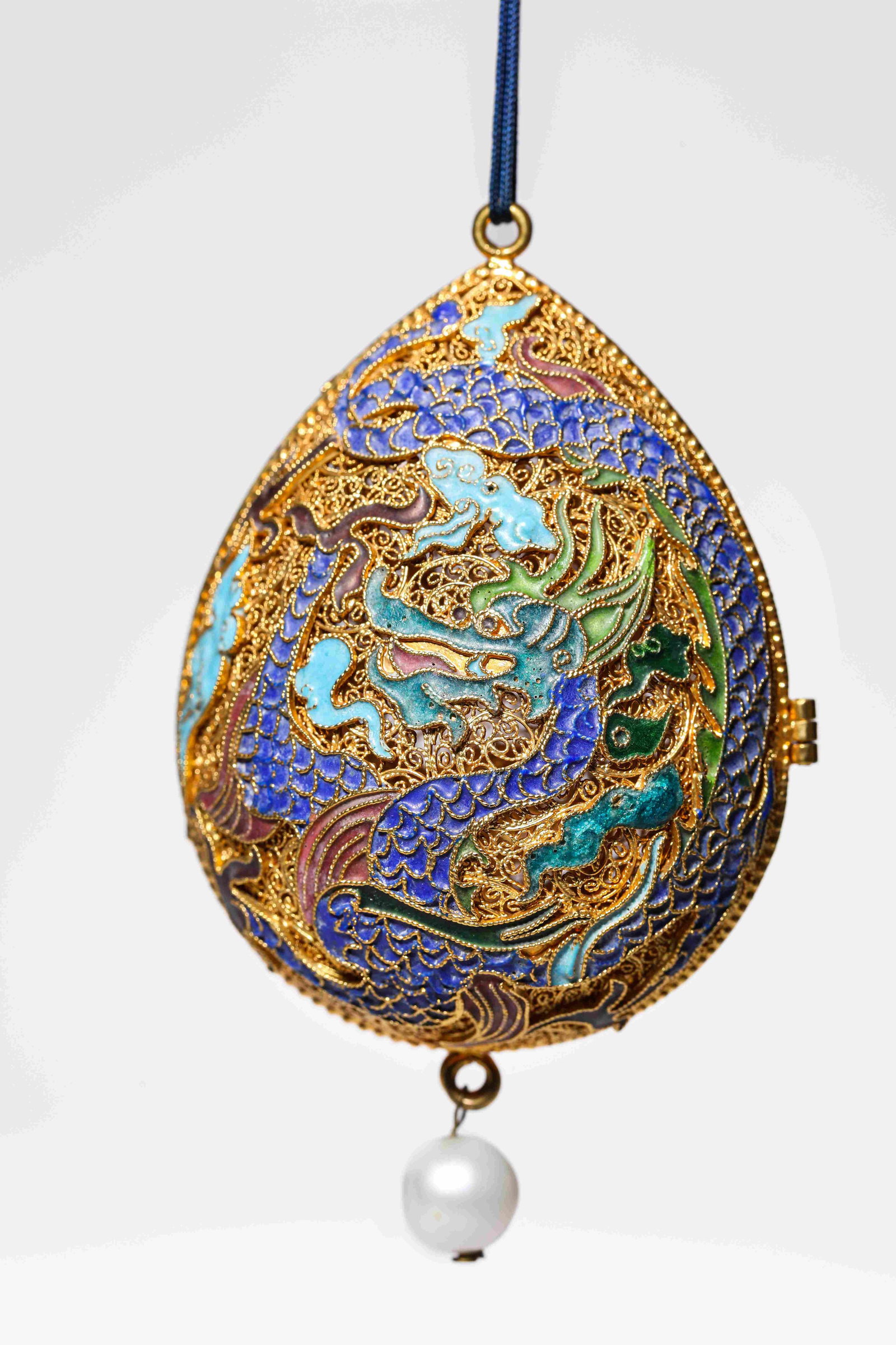 A Gilt-Silver and Kingfisher-Feather 'Dragon' Sachet: A GILT-SILVER AND KINGFISHER-FEATHER 'DRAGON' SACHET Dimensions: Dimensions: Weight: 68 g. Length: 6.1 cm x Width: 4.1 cm x Height: 8.5 cm. All measurements are approximate.
