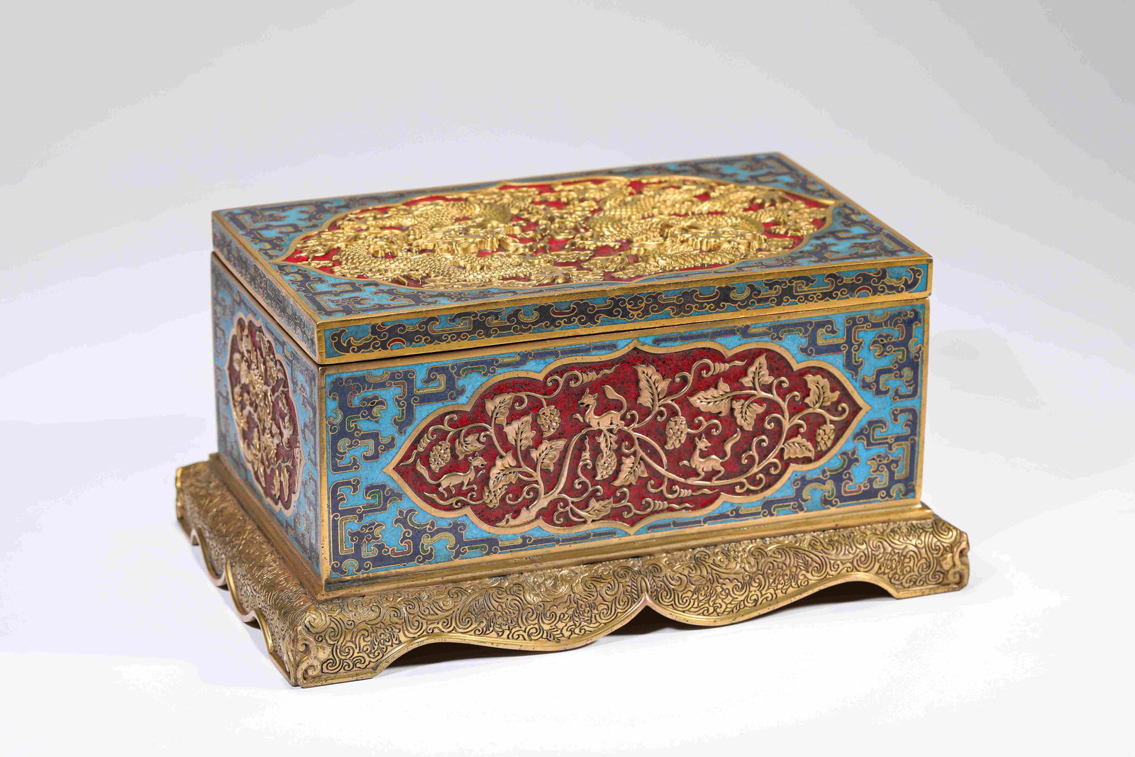 A Cloisonné Enamel 'Two Dragons Chasing a Pearl' Covered Box: A CLOISONNÉ ENAMEL 'TWO DRAGONS CHASING A PEARL' COVERED BOX Dimensions: Dimensions: Weight: 1800 g. Length: 21.1 cm x Width: 13.5 cm x Height: 10.5 cm. All measurements are approximate.