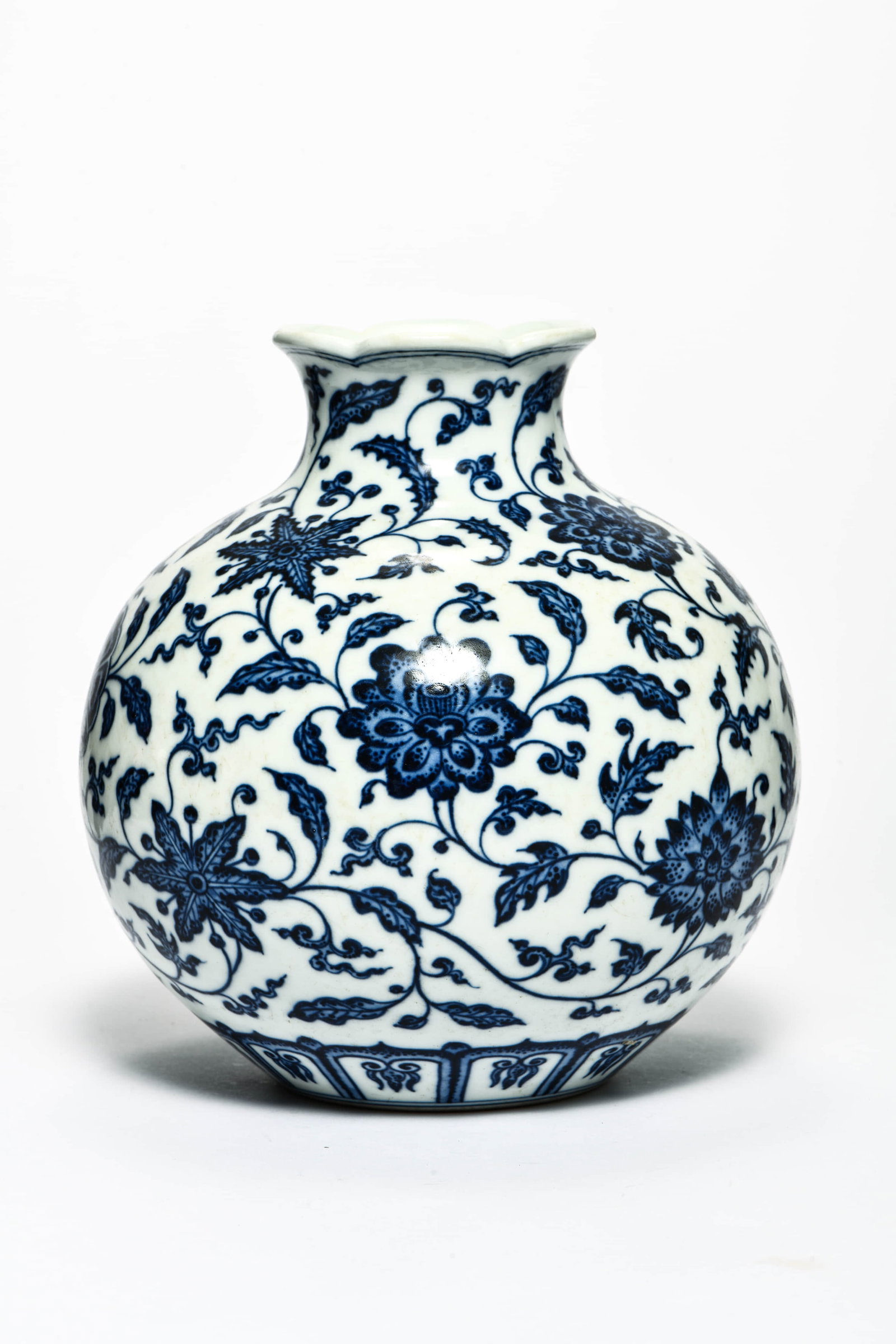 A blue and white 'Interlocking lotus' pomegranate-shaped vase (1 of 6)