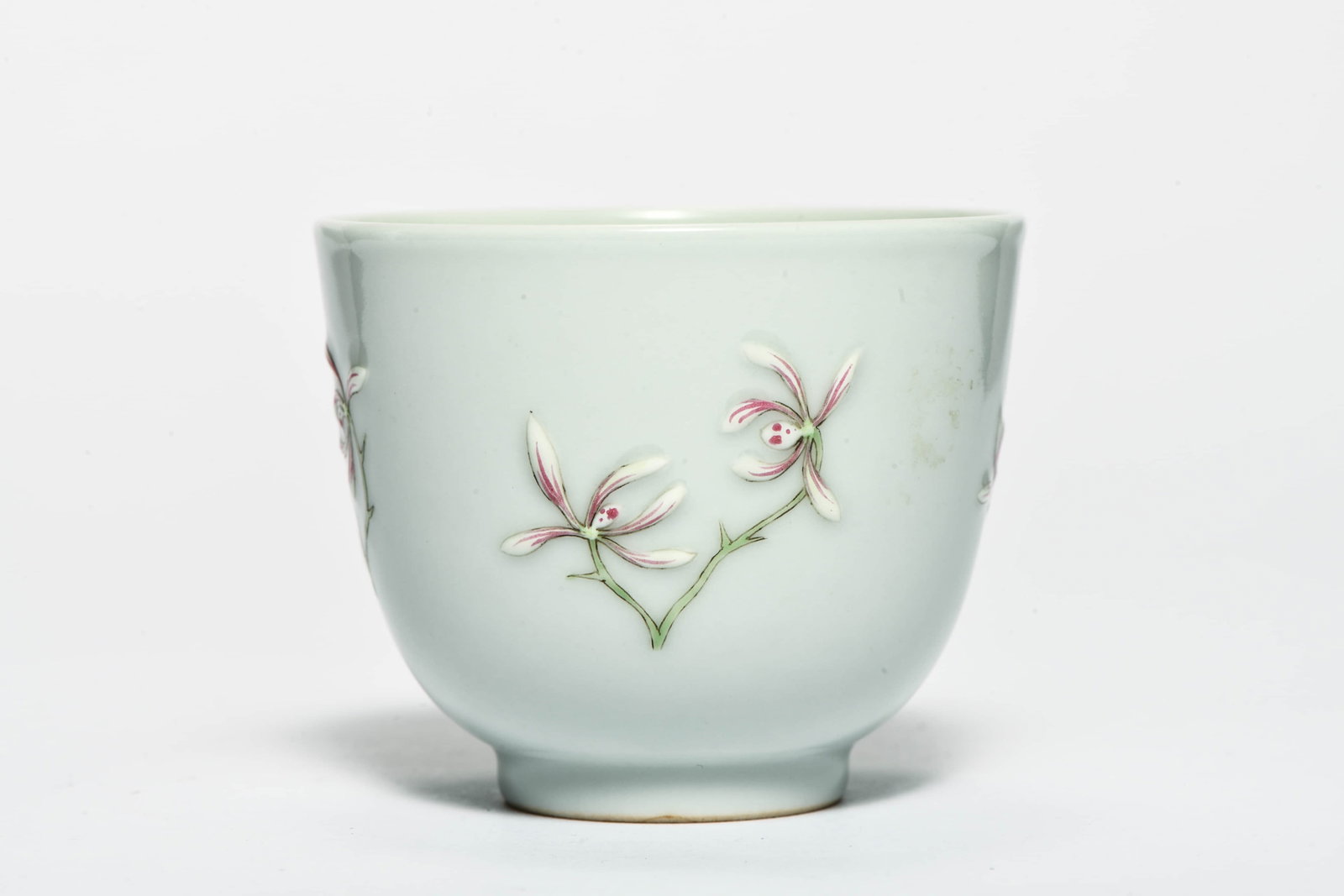 A famille rose 'Orchid' cup: A FAMILLE ROSE 'ORCHID' CUP Description: Diameter: 6.5 cm Height: 8 cm