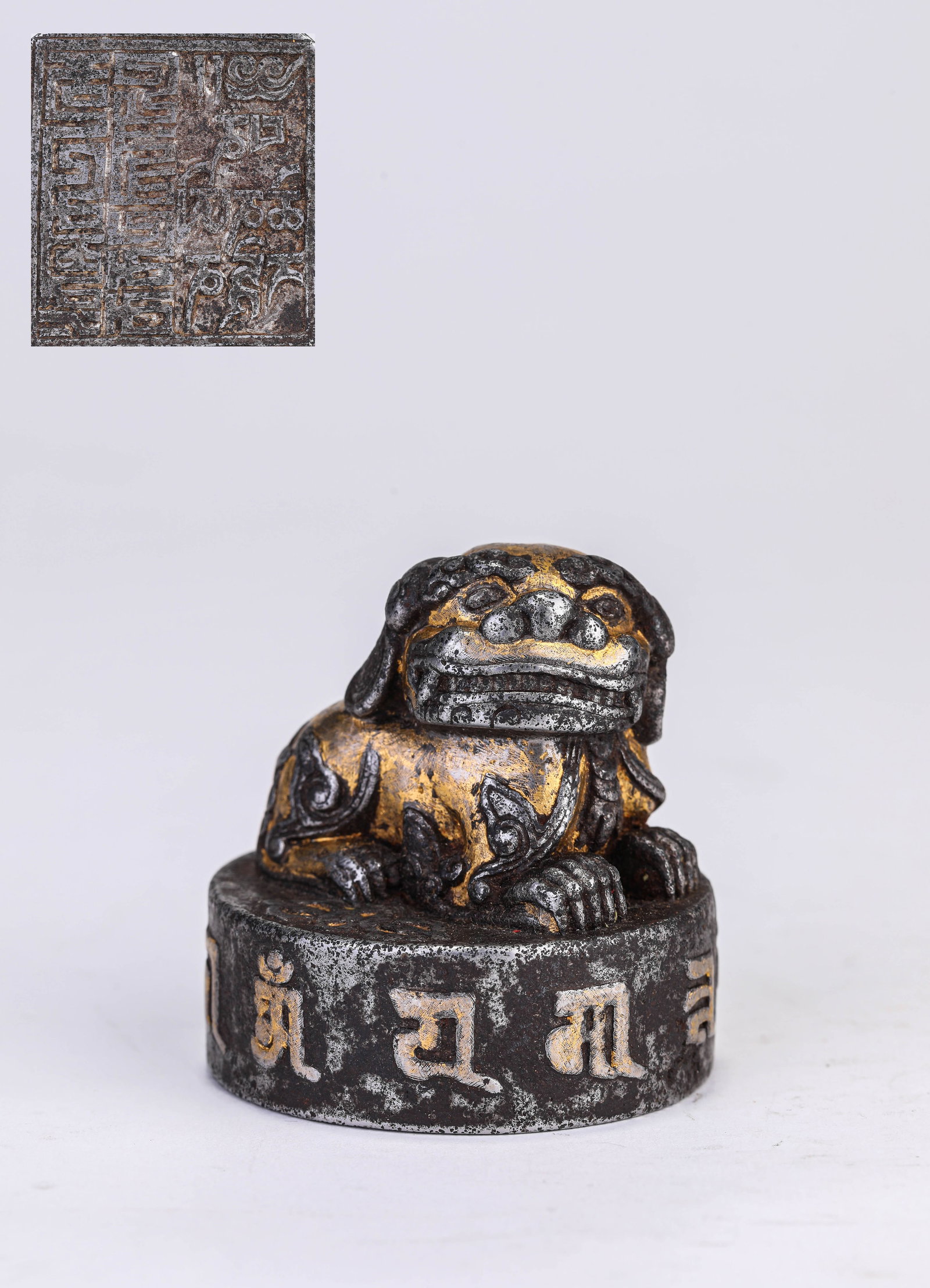 A Tibetan 'High-Ranking' Iron and Gold Champlev? 'Snow Lion' Seal: A TIBETAN 'HIGH-RANKING' IRON AND GOLD CHAMPLEV? 'SNOW LION' SEAL Description: Dimensions: Weight: 480 g. Width: 5.3 cm x Height: 5.5 cm. All measurements are approximate.