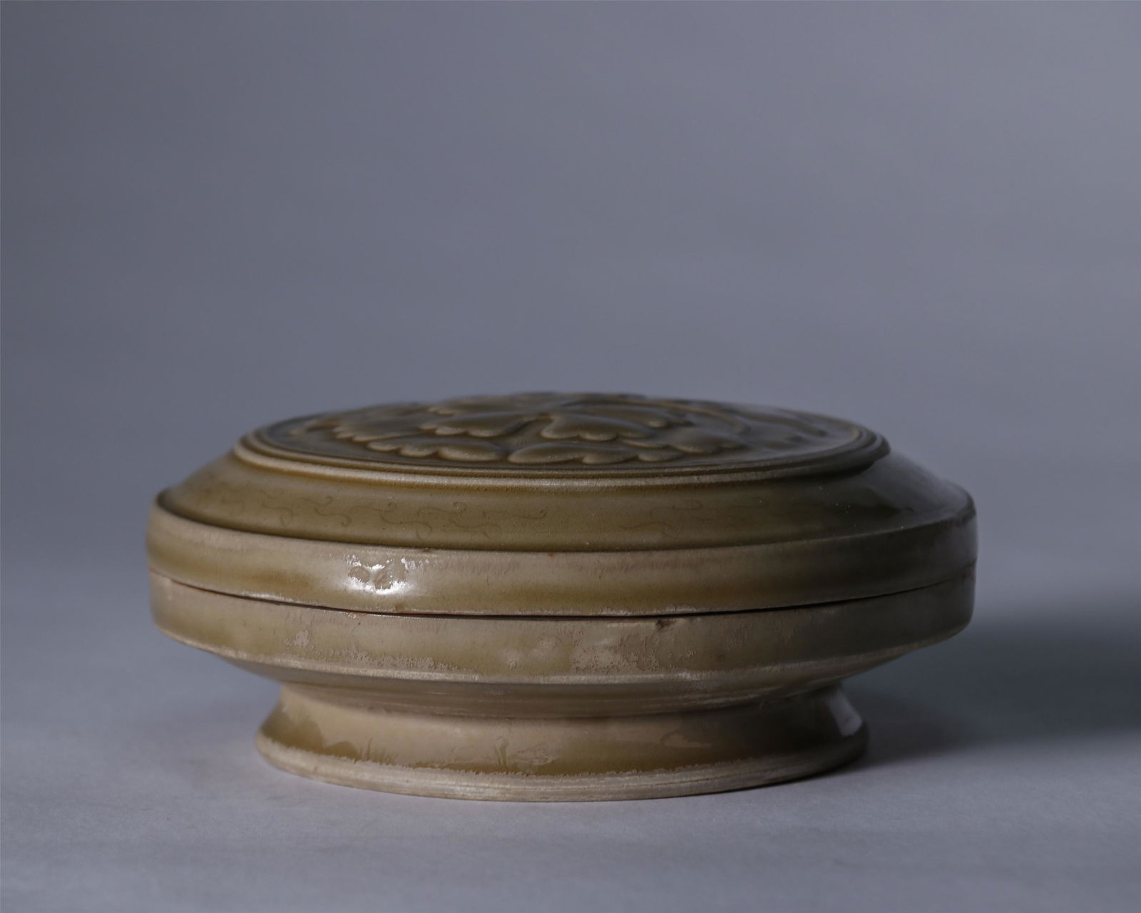 A 'Yue Yao' Celadon-glazed 'Floral' Box and Cover (1 of 6)