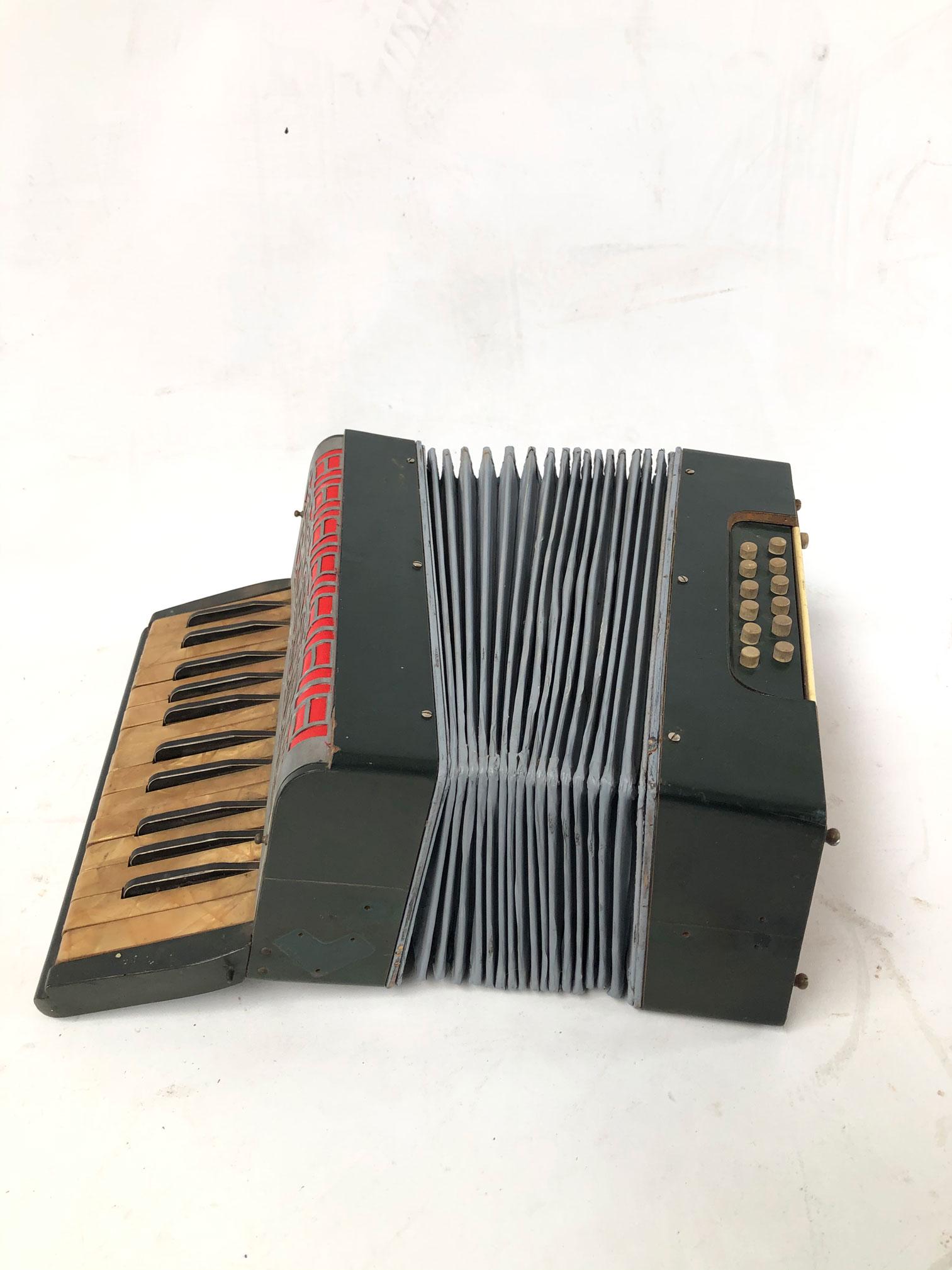 Antique Accordion: Antique accordion. Size: 32 x 37 x 16 cm. Condition: Good. Location: The Netherlands