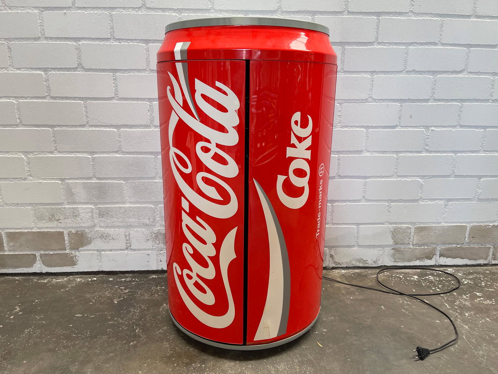 1980's Akura Coca-Cola Stereo System: A very nice 1980's Akura stereo system in the shape of a gigantic Coca-Cola can. The stereo system is built into the center of the can. At the front are two doors that can be opened. The speakers are 