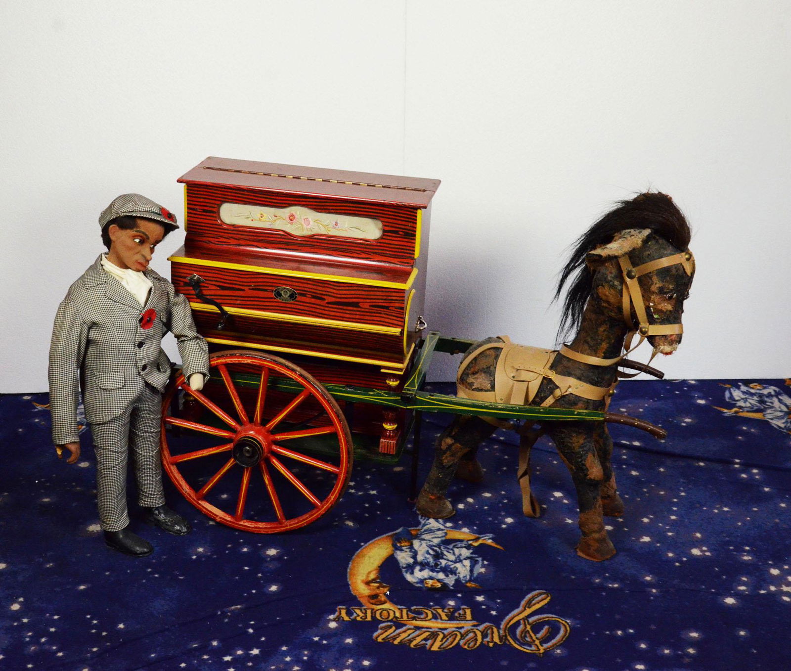 Barrel organ with cart, player and donkey: A 4 piece set of barrel organ, cart, organ player and a donkey. The barrel organ (59,5 x 60 x 38 cm) is playable, but needs some tuning/adjustment. 40 cm wide barrel. Good condition, but the front has