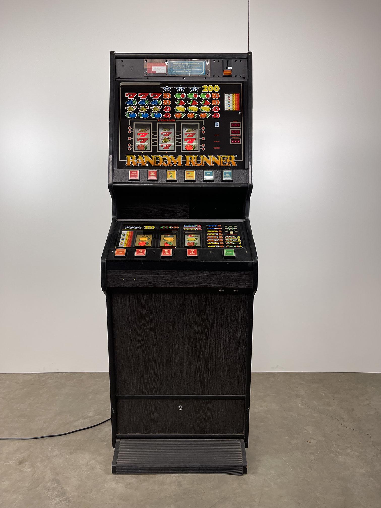 1988 Dutch Rouvoet Electronics Random Runner Slot Machine: 1988 Dutch Rouvoet Electronics Random Runner slot machine. Machine powers on, but the working condition hasn't been tested. Height: 180 cm. Width: 62 cm. Depth: 57 cm. Condition: Very good. Location: 