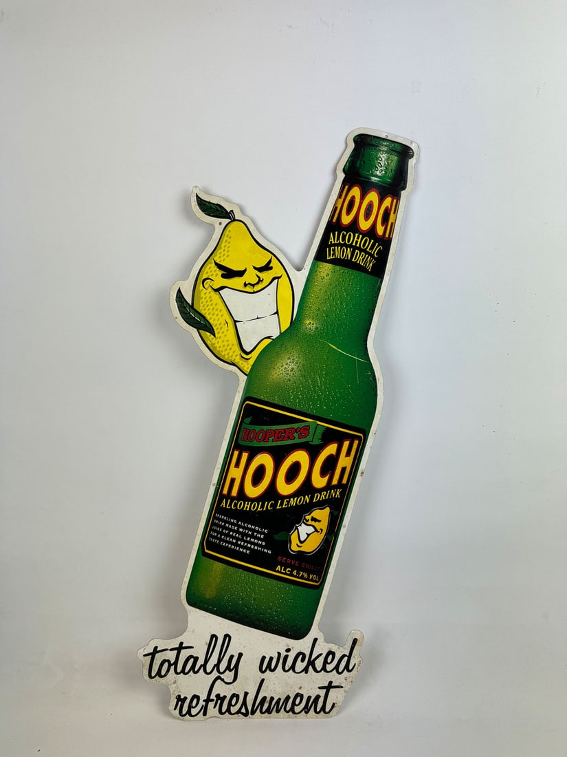 Hooper's Hooch Alcoholic Lemon Drink Metal Sign: Hooper's Hooch alcoholic lemon drink metal sign. Overall good condition with some wear. Dimensions (H x W x D): 77 x 28 x 1 cm. Condition: Good. Location: The Netherlands, Tilburg.