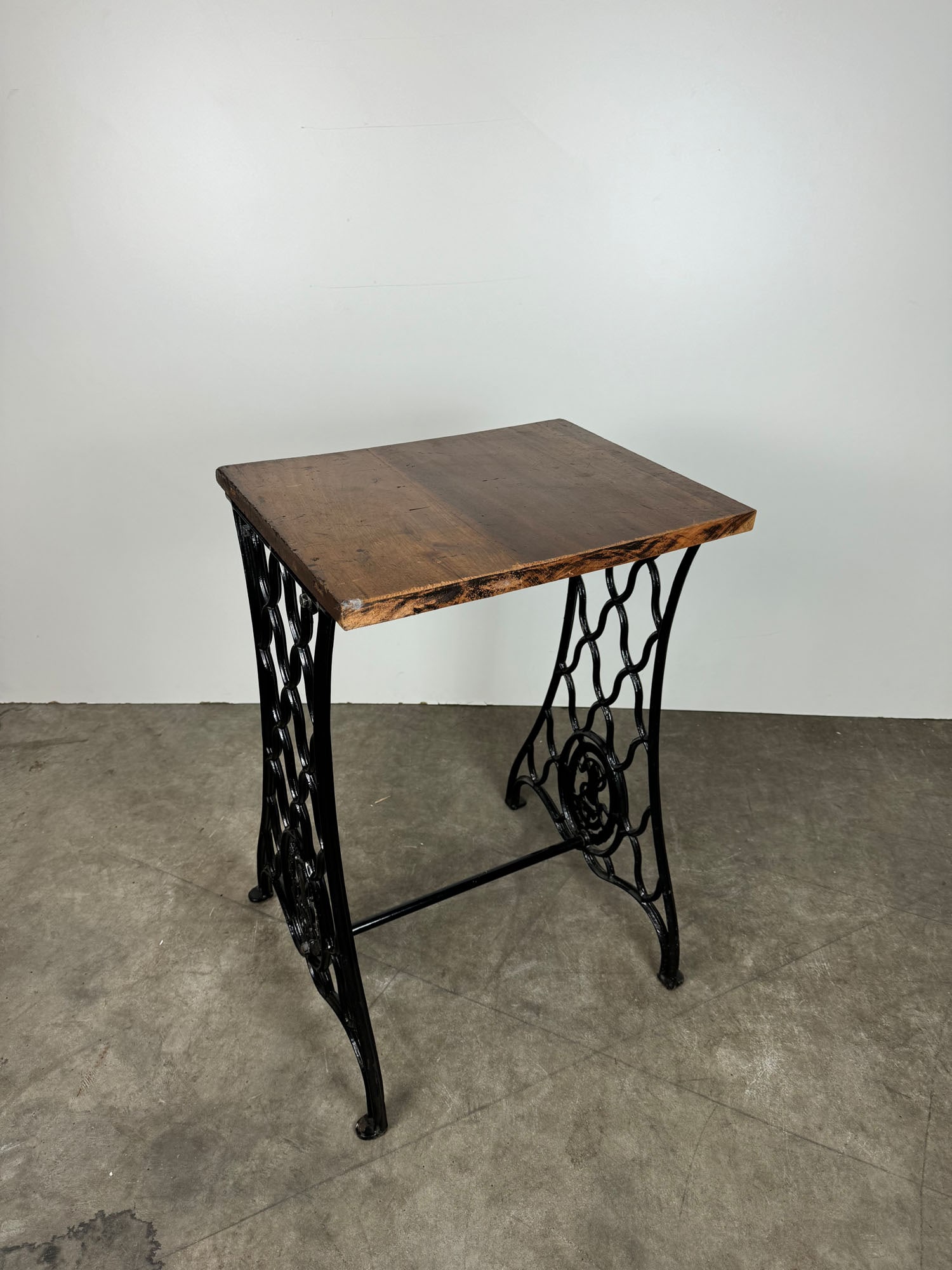 Slot or Roulette Machine Stand Made from Vintage Singer Sewing Machine Base: Slot or Roulette Machine Stand Made from Vintage Singer Sewing Machine Base. Dimensions (H x W x D): 74 x 50 x 38 cm. Condition: Good. Location: The Netherlands, Tilburg.