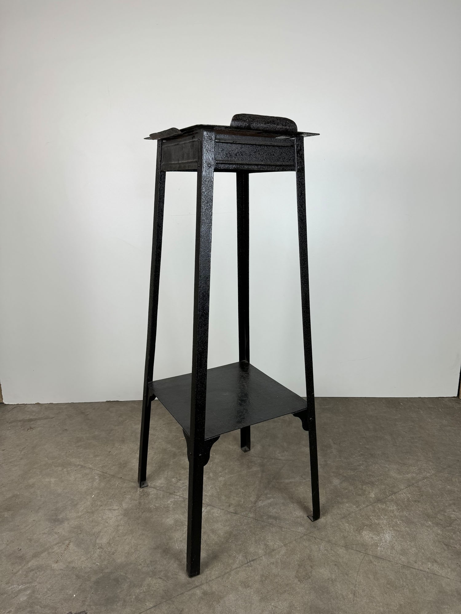 Metal Slot or Roulette Machine Stand (1 of 7)