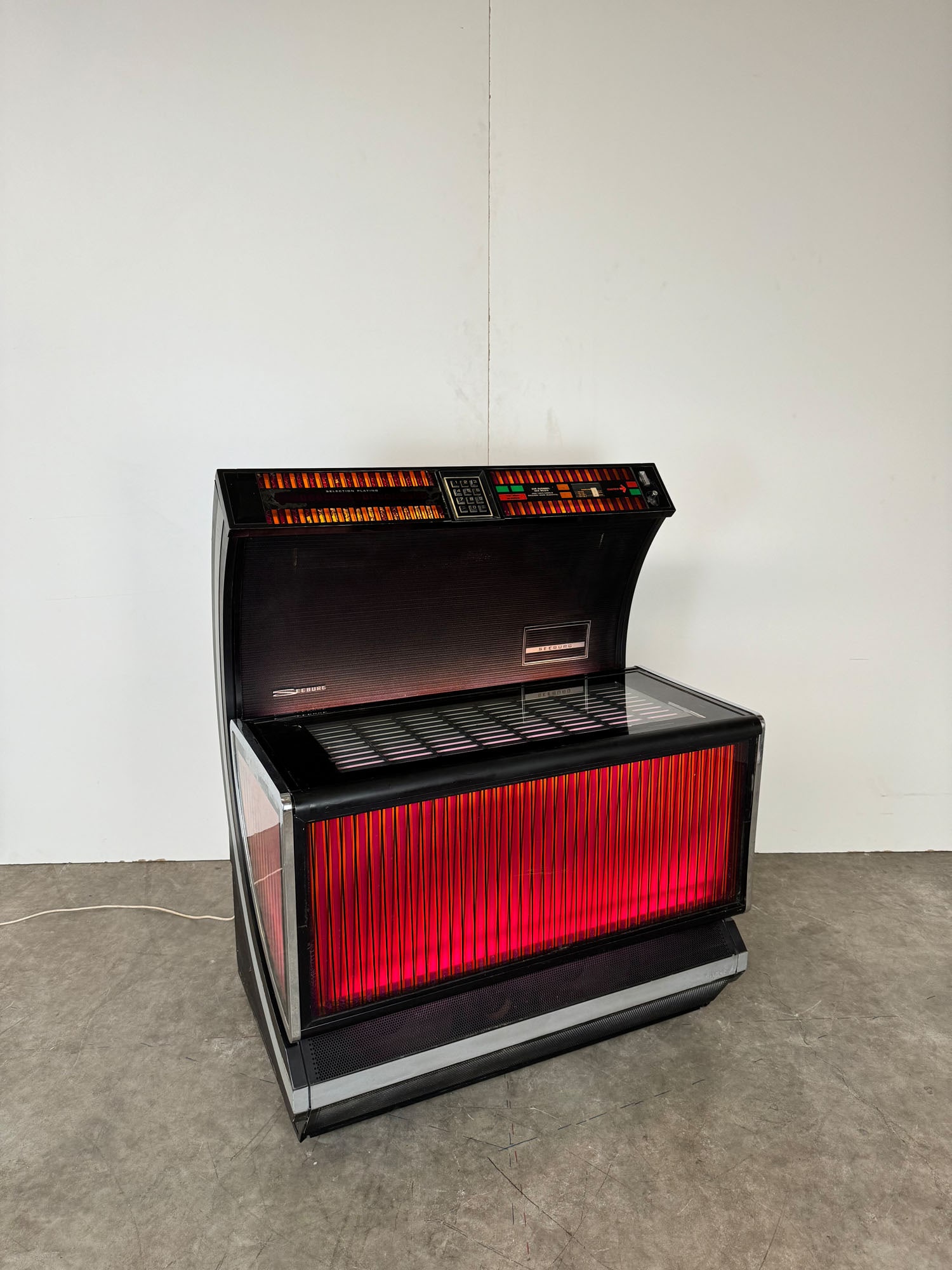 1972 Seeburg Bandshell Firestar EUSC2 Jukebox: 1972 Seeburg Bandshell Firestar EUSC2 Jukebox. 45 RPM, 160 Selections. In a good working condition. Dimensions (H x W x D): 128 x 103 x 71 cm. Condition: Good. Location: The Netherlands, Tilburg. Vide