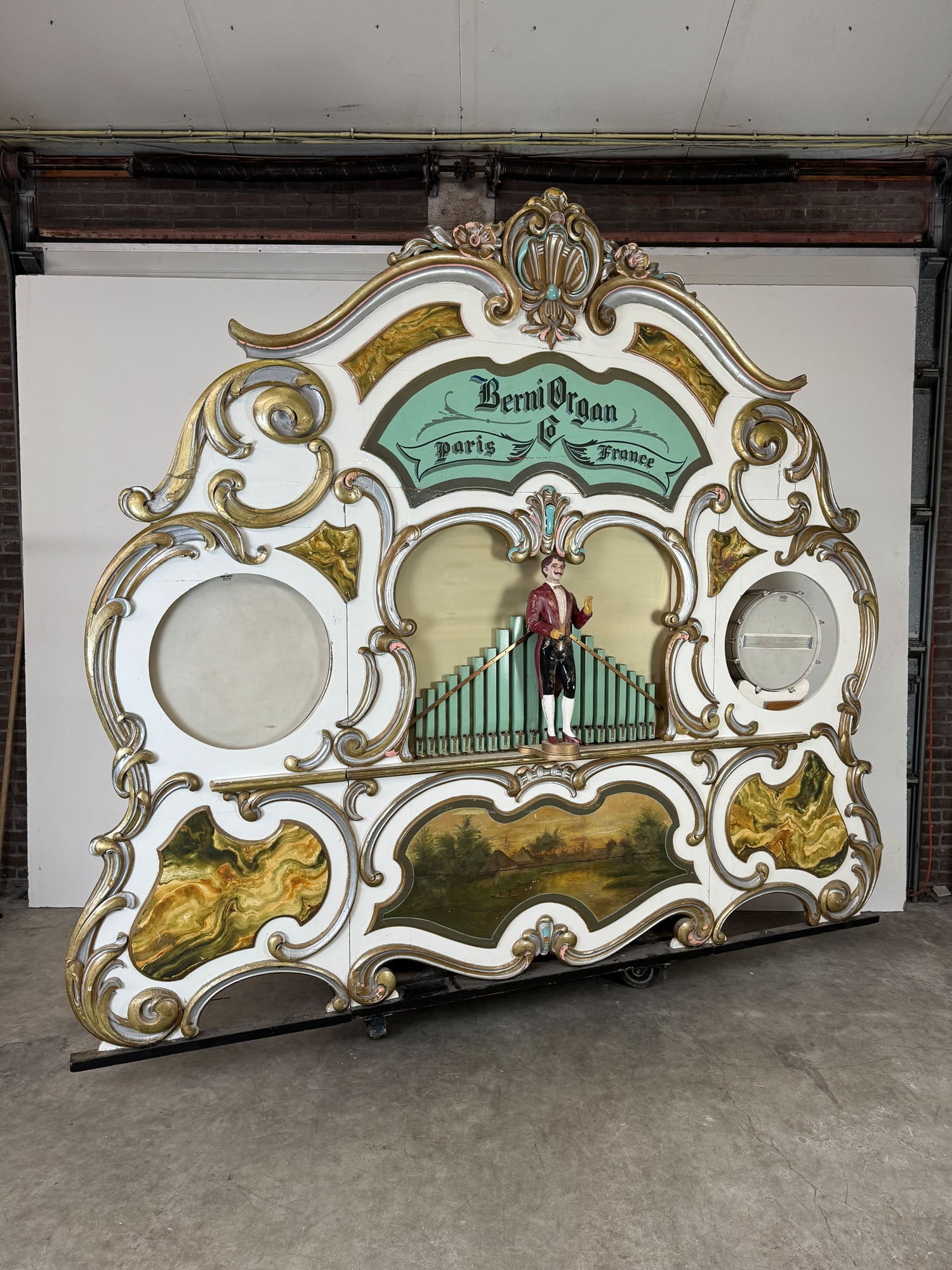 52 Keyless Ruth Band Organ Sold by Berni Organ Company USA ca. 1912: 52 Keyless Ruth Band Organ Sold by Berni Organ Company USA ca. 1912. Ruth, devised keyless control systems as an alternative approach to the patented French systems that used keys. 180 pipes, in a goo