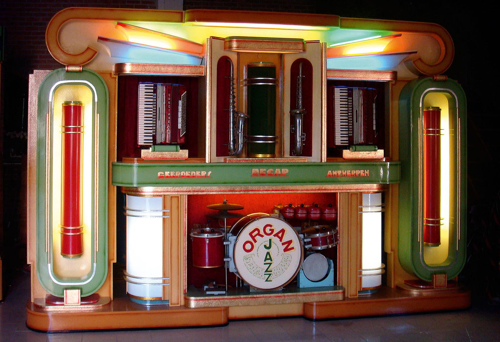105-key Decap Dance Organ ca. 1956: This 105-key Decap Dance Organ is an absolute classic and with its illuminated plastics it was the perfect answer to the Wurlitzer Golden Era juke boxes. The instrument was completely restored by the