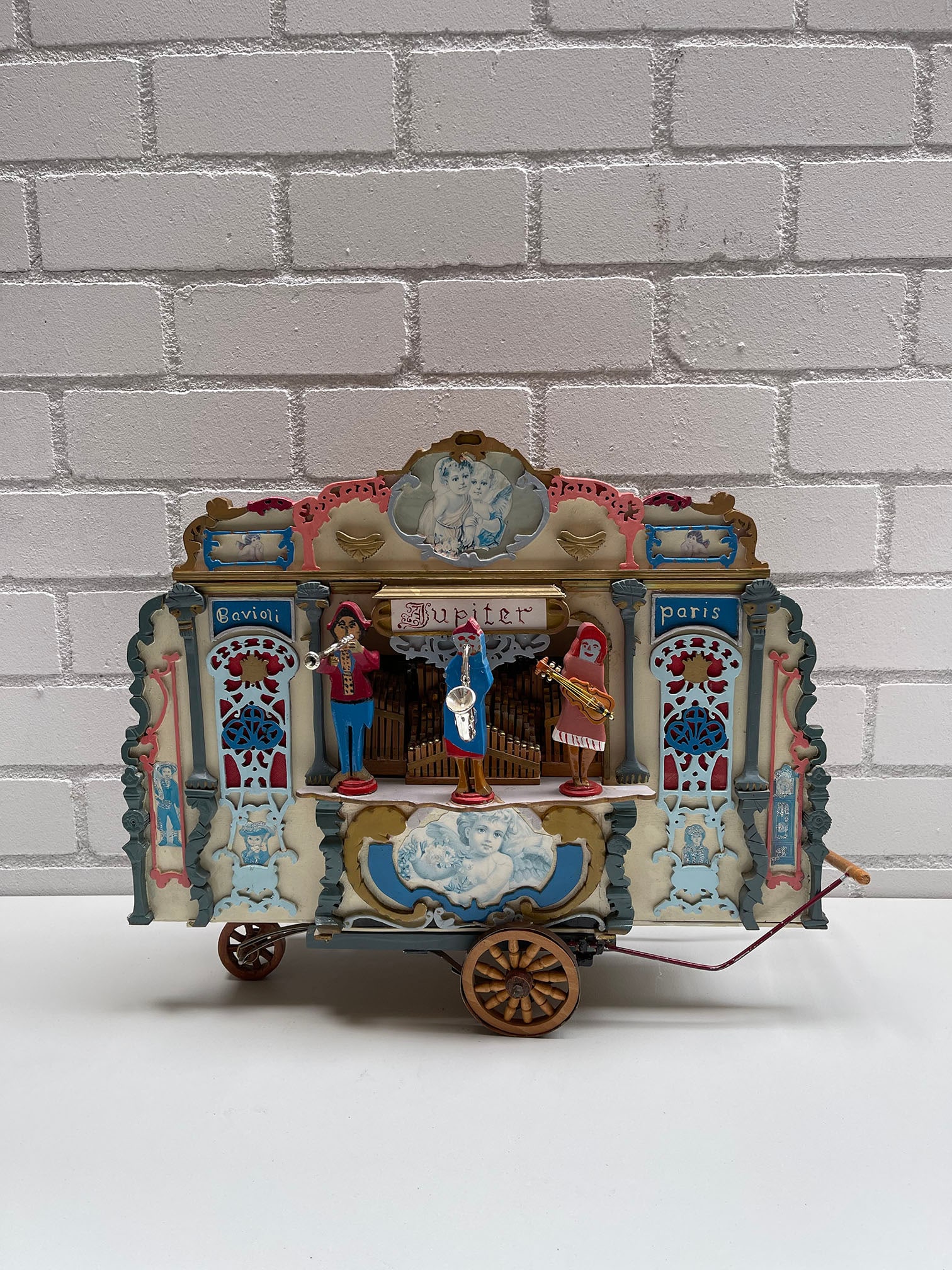 Gavioli Inspired Street Organ Scale Model "Jupiter": A street organ scale model inspired by the famous Gavioli street organ "Jupiter". Dimensions (H x W x D): 56 x 46 x cm. Condition: Fair. Location: The Netherlands, Tilburg.