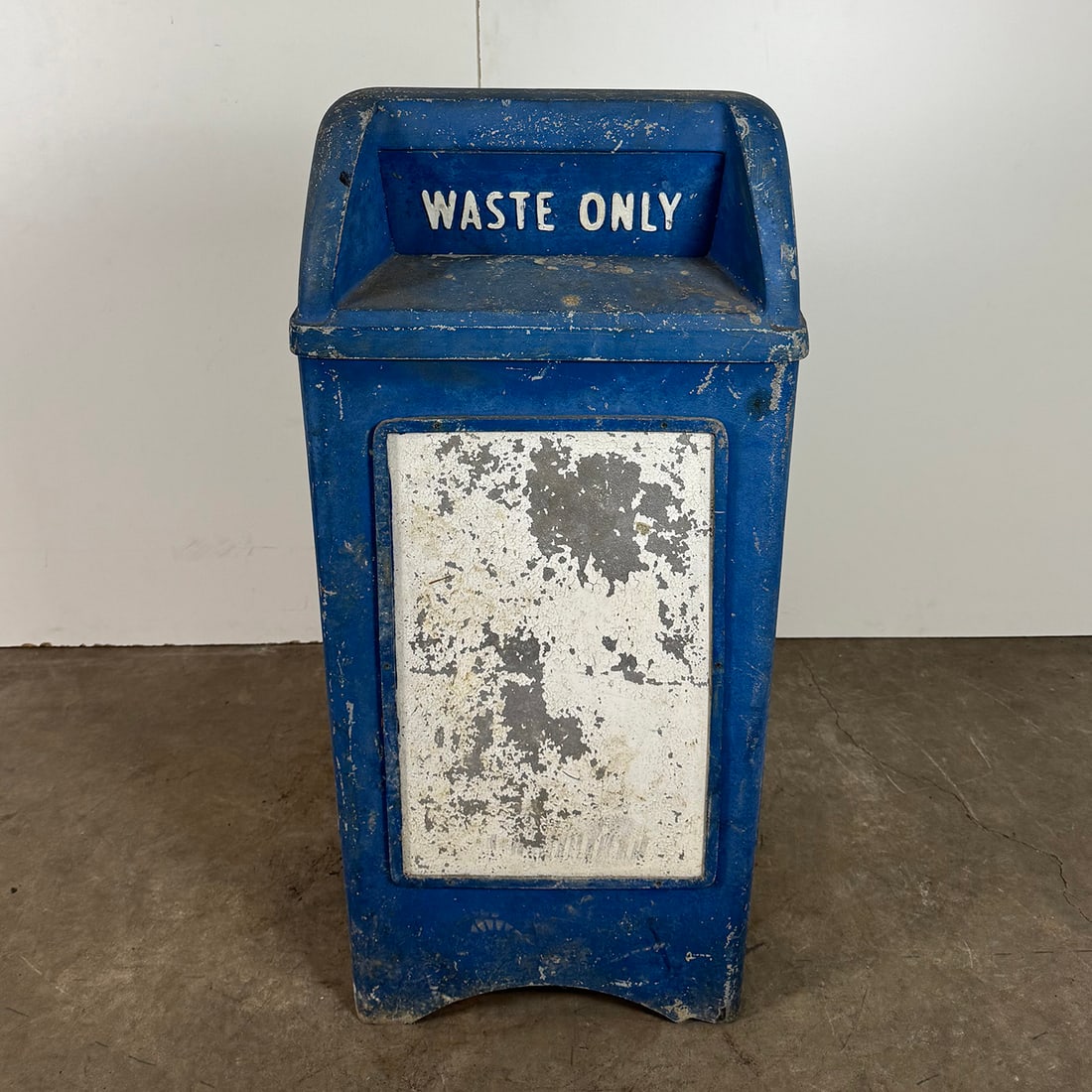 Public Trashcan from Chicago: Public Trashcan from Chicago. Dimensions (H x W x D): 112 x 55 x 55 cm. Location: The Netherlands.
