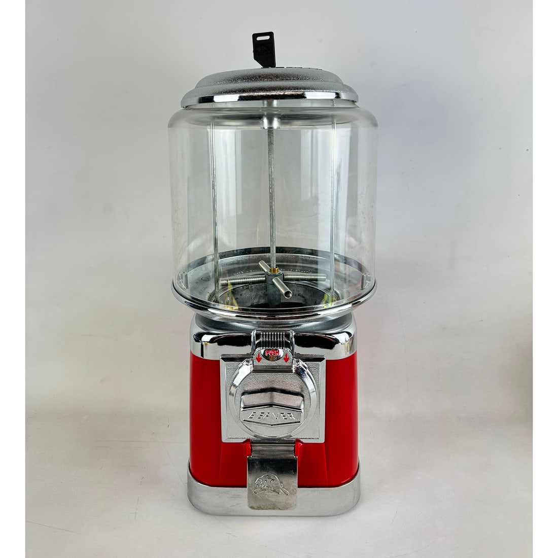 Beaver Coin-Op Bubble Gum Tabletop Vending Machine: Beaver Coin-Op Bubble Gum Tabletop Vending Machine. Comes with a key. Dimensions (H x W x D): 41 x 23 x 23 cm. Condition: Very Good. Location: The Netherlands, Tilburg.