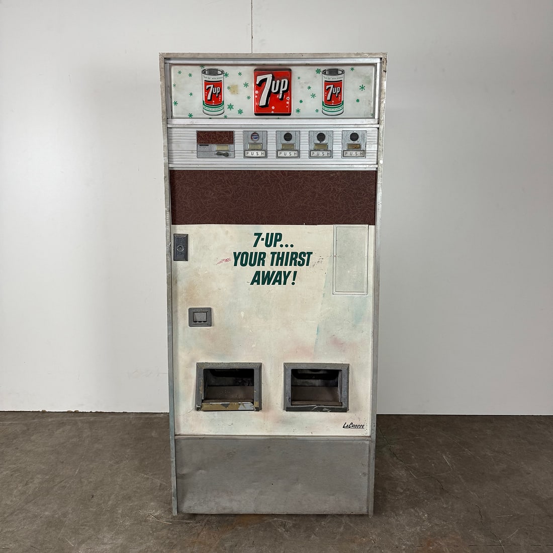 1967's 7-Up Vending Machine: 1967's 7-Up Vending Machine. Original from USA. Complete, working condition untested. Dimensions (H x W x D): 157 x 67 x 57 cm. Location: The Netherlands.