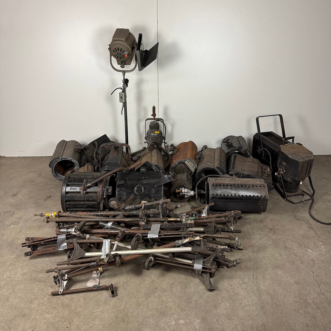 Lot of Various Vintage Cinema/Theather Spot Lights & Stands: Lot of Various Vintage Cinema/Theather Spot Lights and Stands. Various conditions as visible in the photos. Location: The Netherlands.