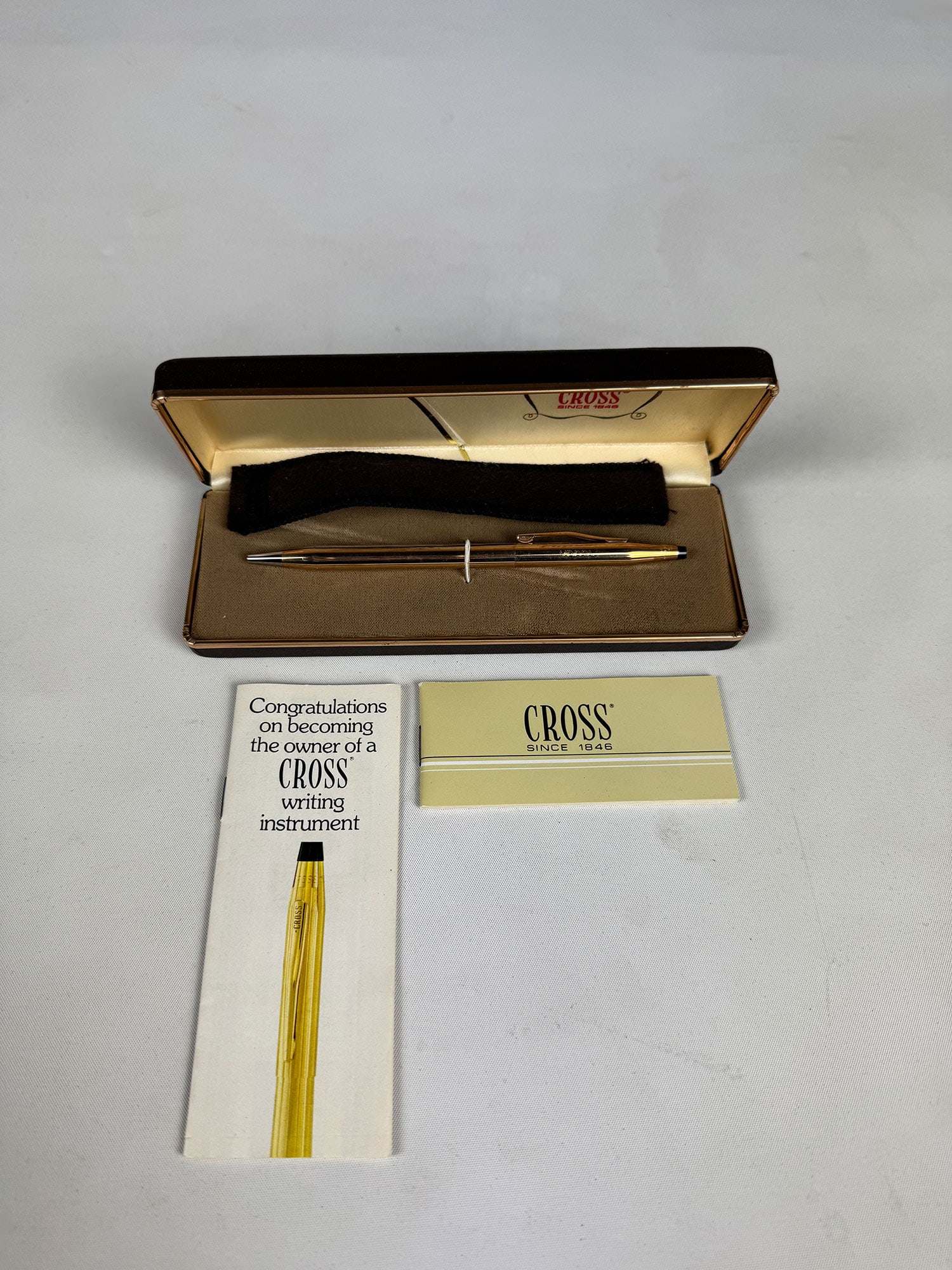 14KT Rolled Gold Cross Pen with Orignal Case and Documents: 14KT Rolled Gold Cross Pen with Orignal Case and Documents. Made in Ireland. Shows wear from use. Dimensions (H x W x D): 3 x 17 x 6 cm. Condition: Good. Location: The Netherlands, Tilburg.